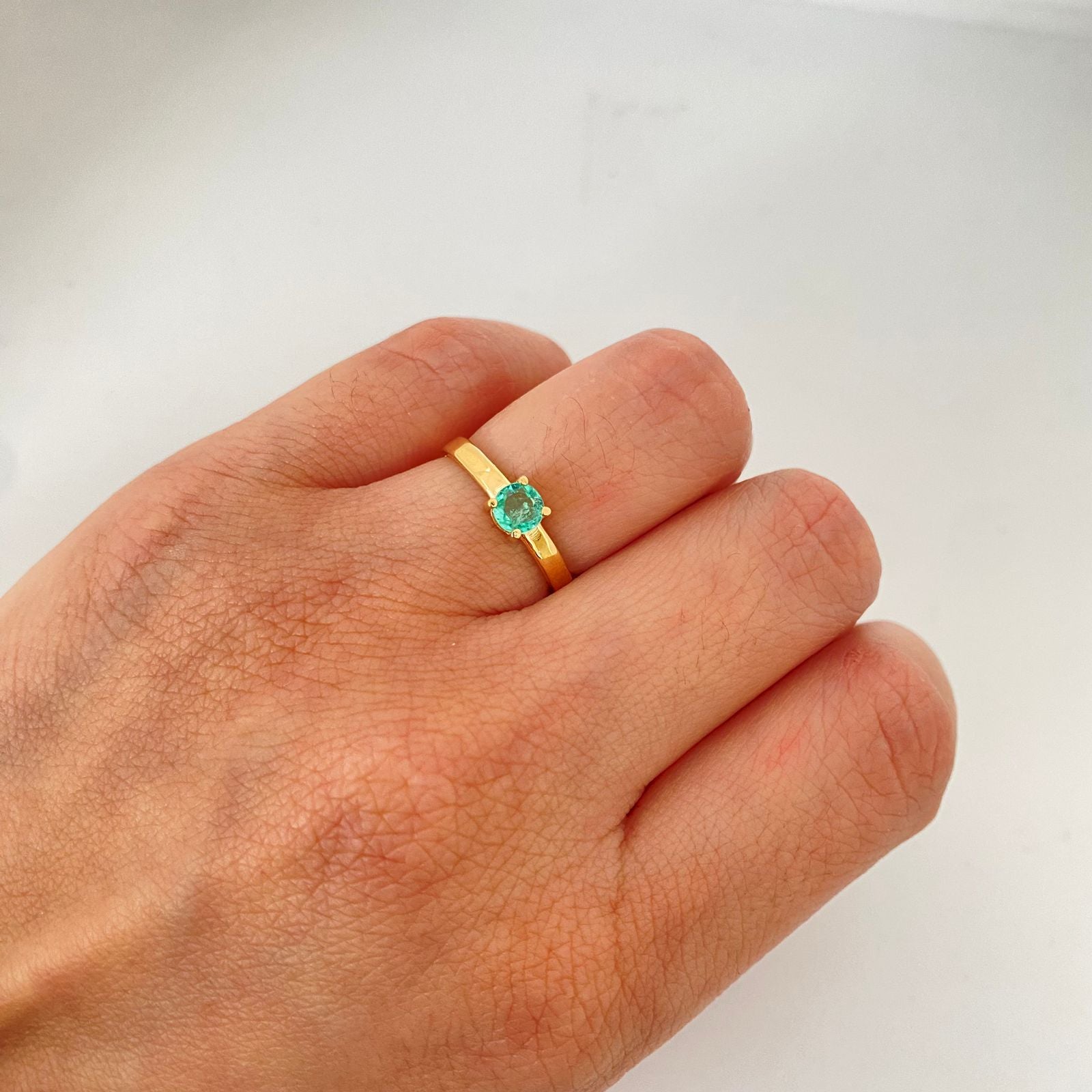 Anillo con esmeralda  Oro amarillo 18k / Talla 6 / 2,45 Gr