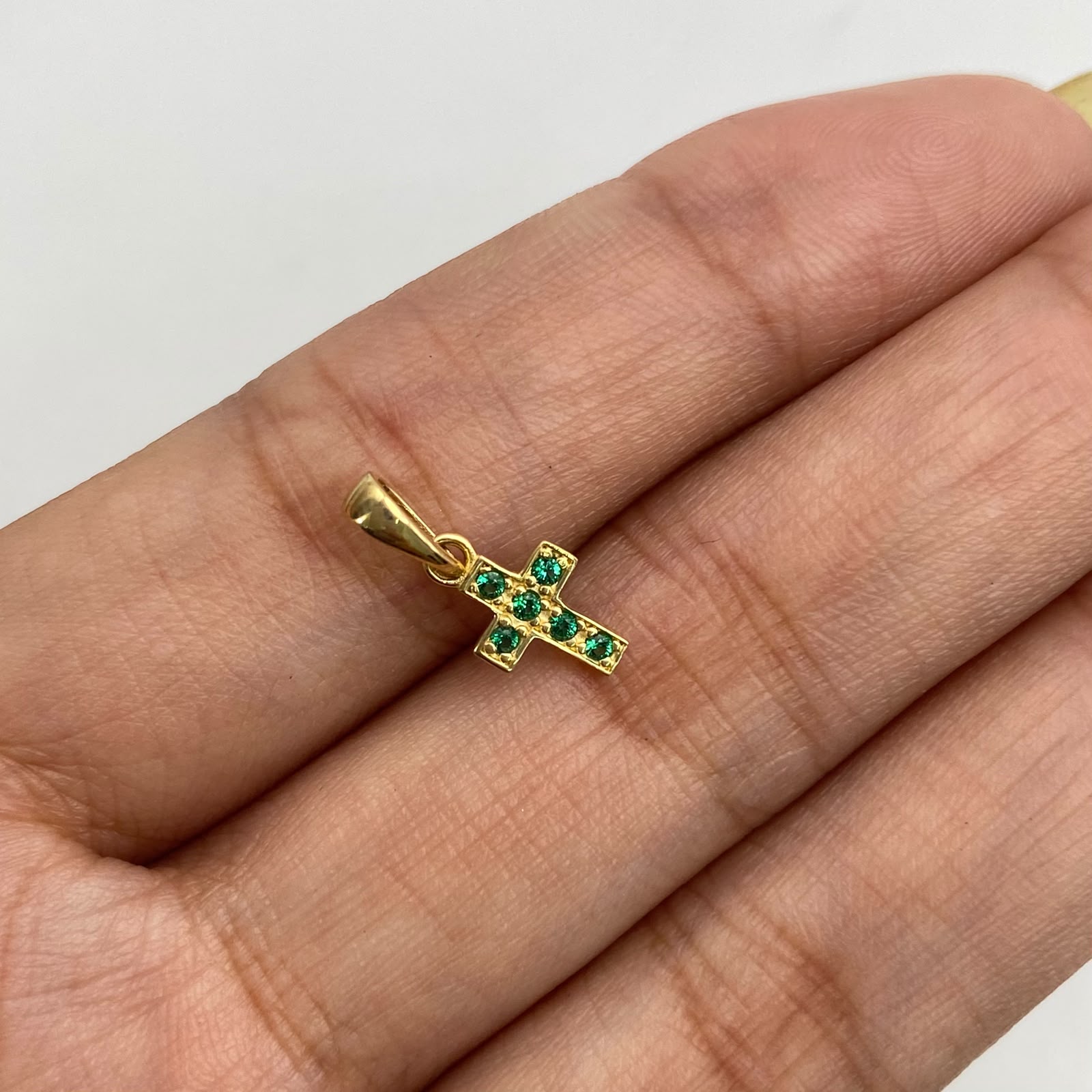 Dije mini cruz circones verdes Oro amarillo 18k 0,5 Gr / 6,4 mm / 1,5 Cm