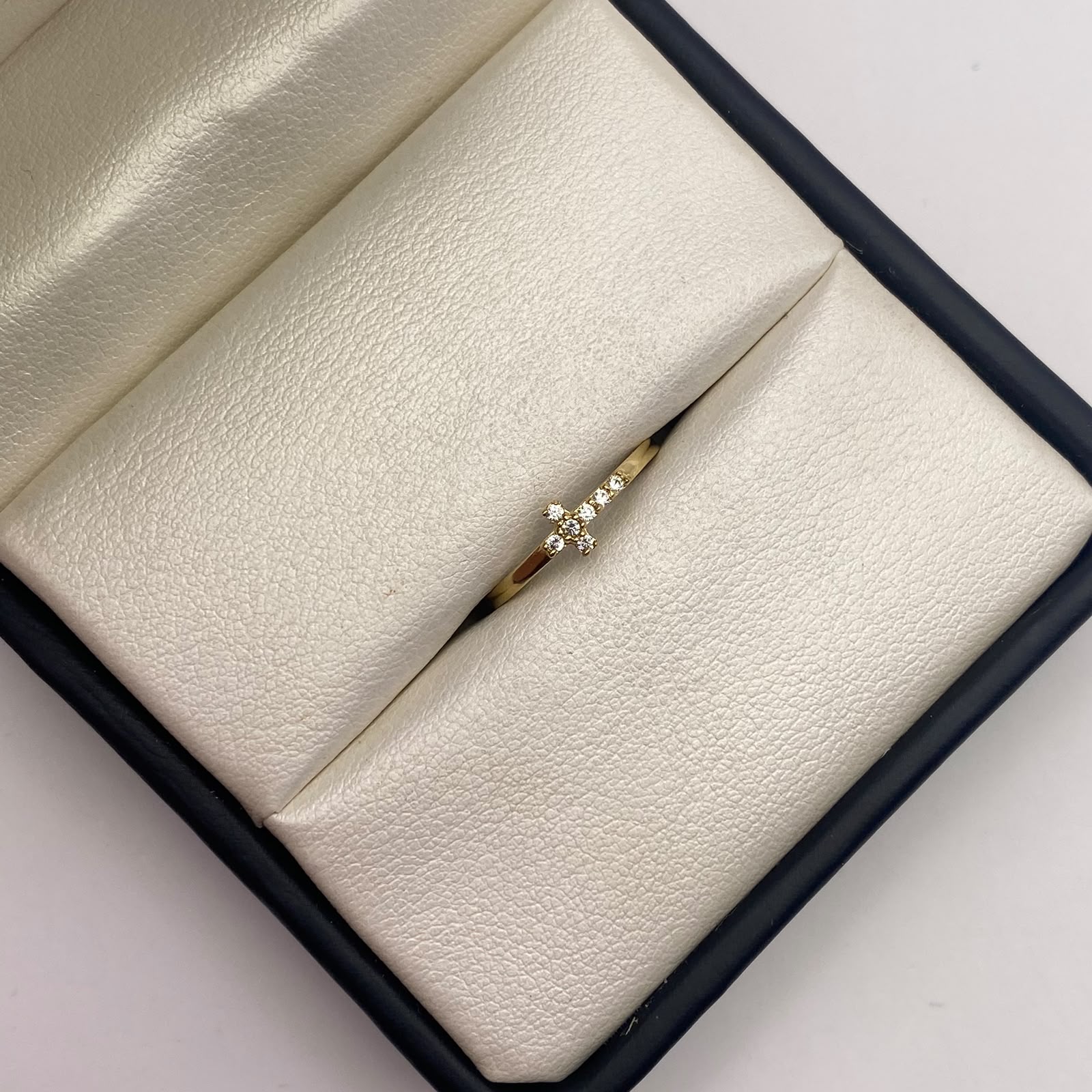 Anillo cruz circones blancos Oro amarillo 18k / Talla 5 1/2 / 0,73 Gr / 1,65 mm