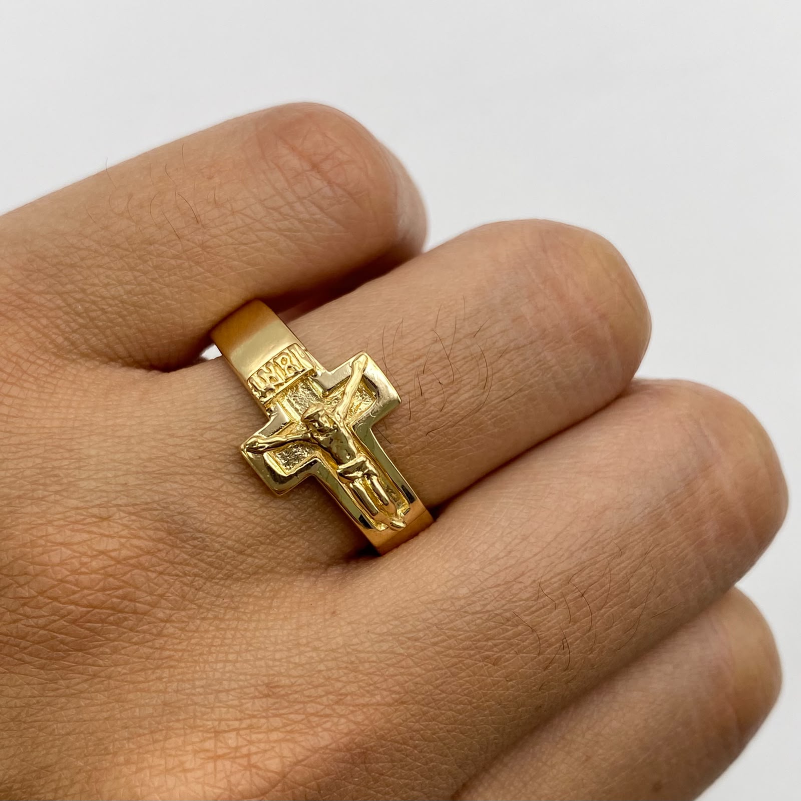 Anillo cruz cristo Oro amarillo 18k / Talla 11 1/4 / 5,5 Gr / 5,14 mm