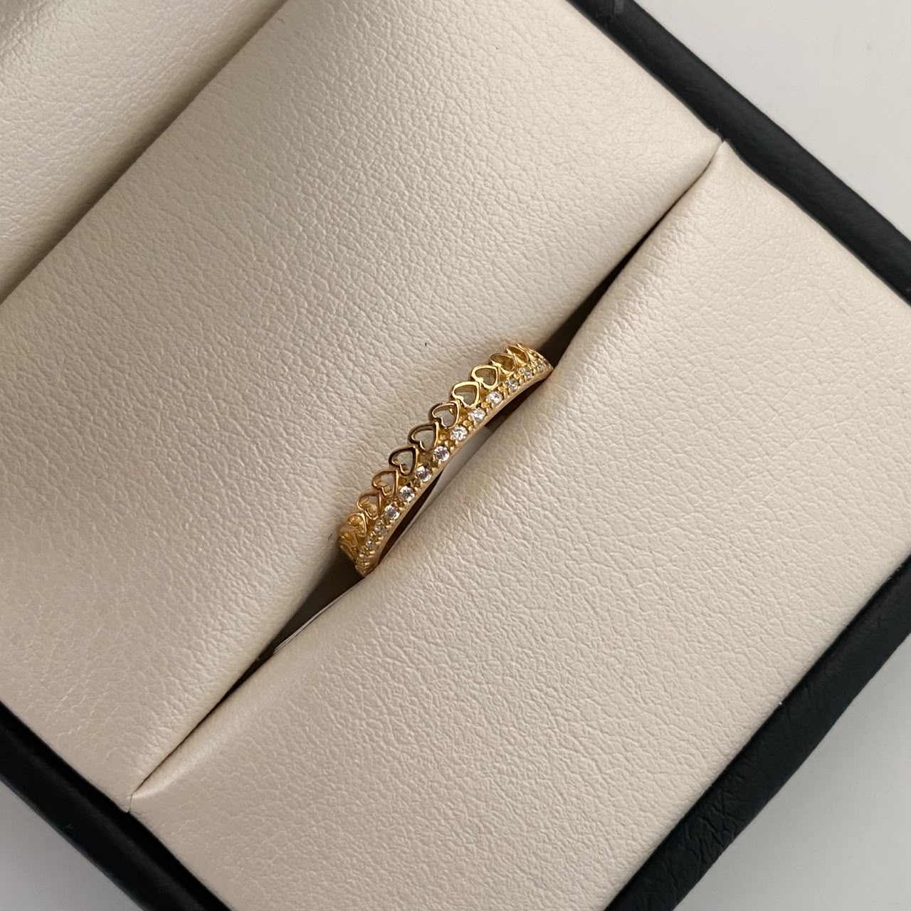 Anillo Corazon seguido Casting Oro amarillo 18k / Talla 7 / 1,3 Gr / 3,3 mm