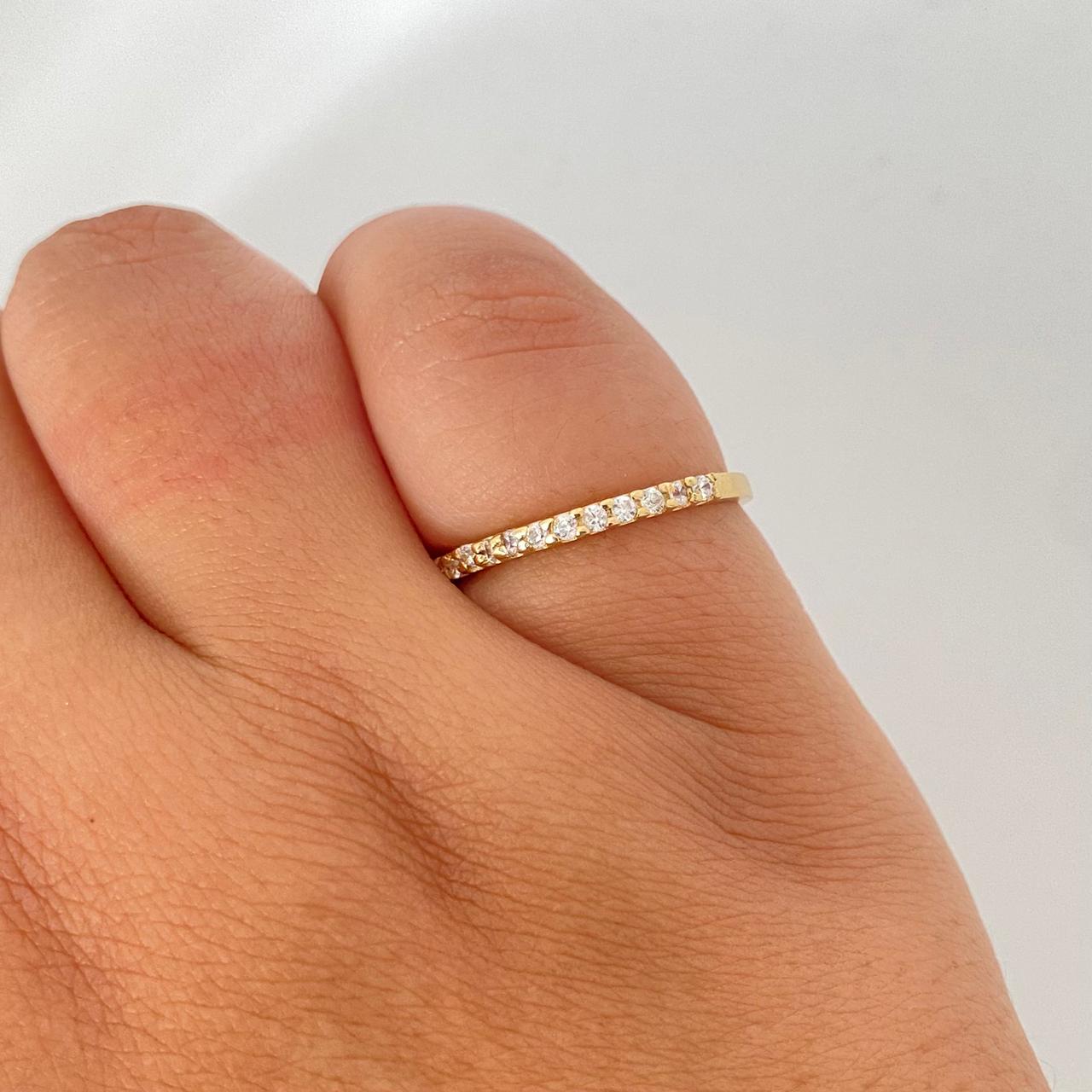 Anillo fila circones blancos Oro amarillo 18k / Talla 7 1/2 / 1,6 Gr