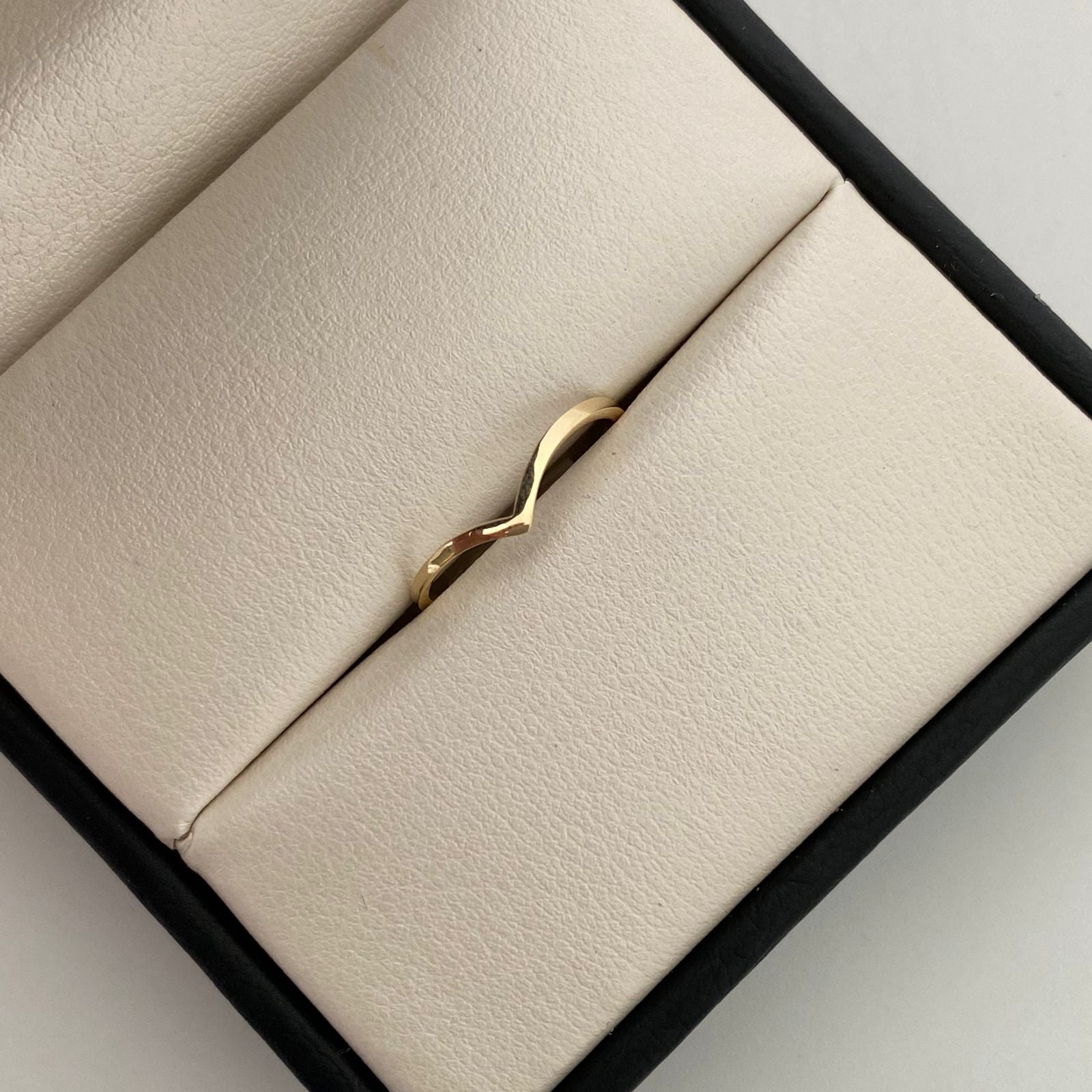 Anillo En V Oro amarillo 18k / Talla 6 / 0,9 Gr / 1,1 mm