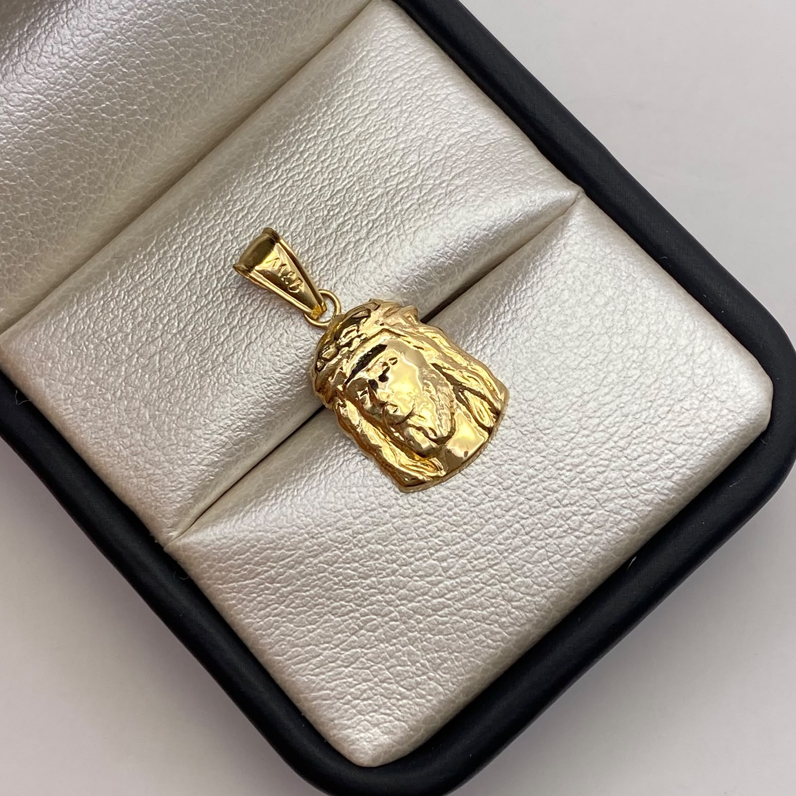 Dije Rostro cristo Oro amarillo 18k 0,96 Gr / 11,5 mm / 2,5 Cm