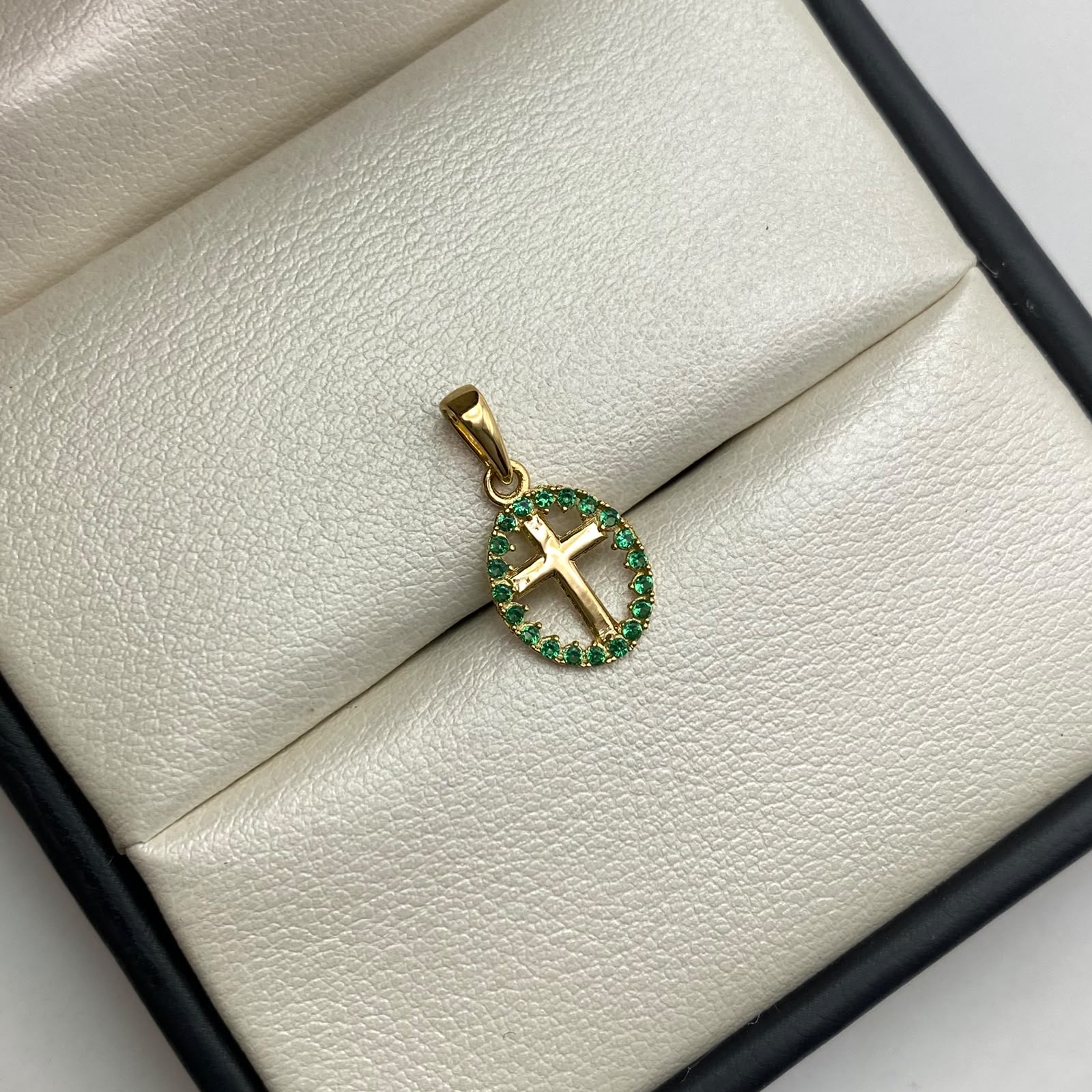 Dije  silueta cruz central circones verdes Oro amarillo 18k 0,65 Gr / 9,35 mm / 2 Cm