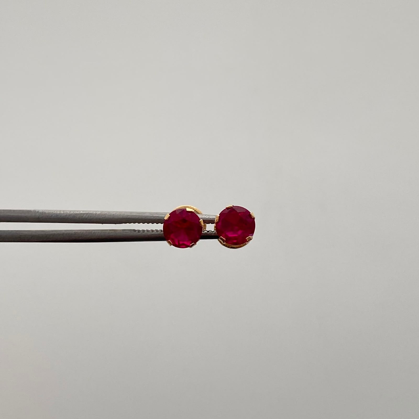 Topos Circon Fucsia Oro amarillo 18k 0,75 Gr / 5,2 mm