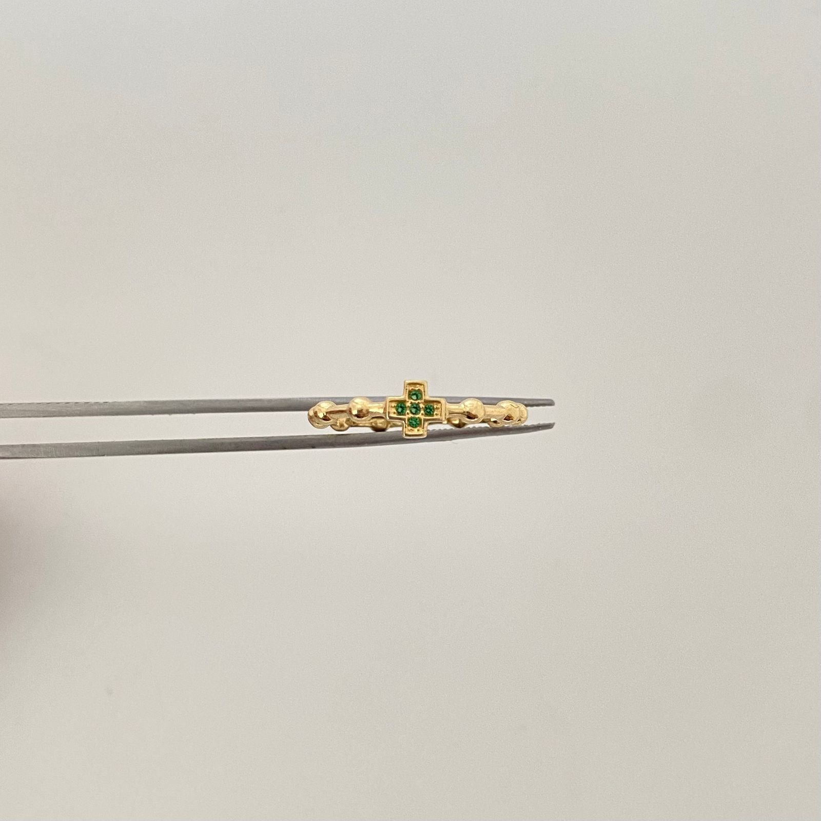 Anillo centro cruz circones verdes lateral tipo militar / Talla 7 / 2,10 Gr