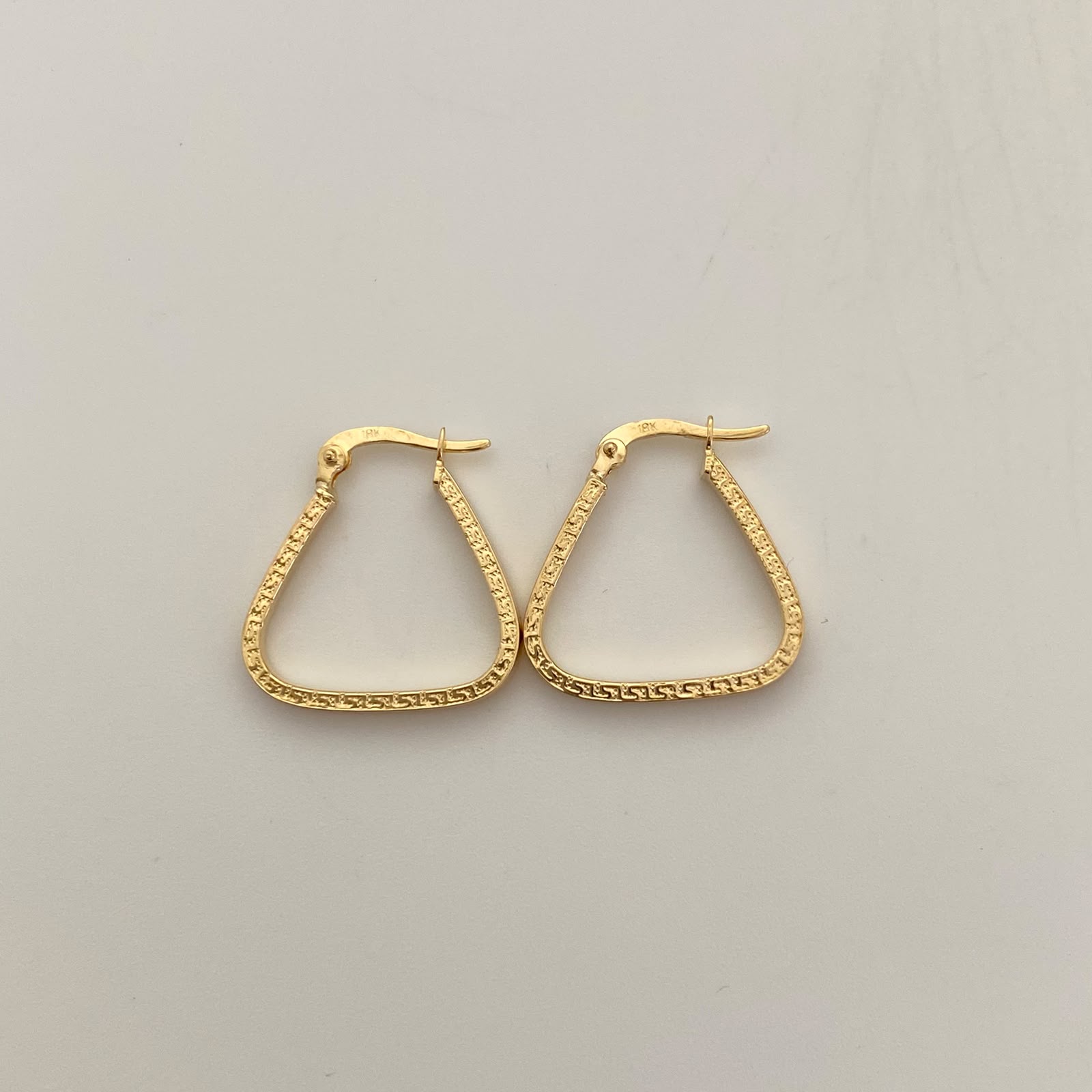 Candonga Triangular Lisa Vs Oro amarillo 18k 1,55 Gr / 2 Cm