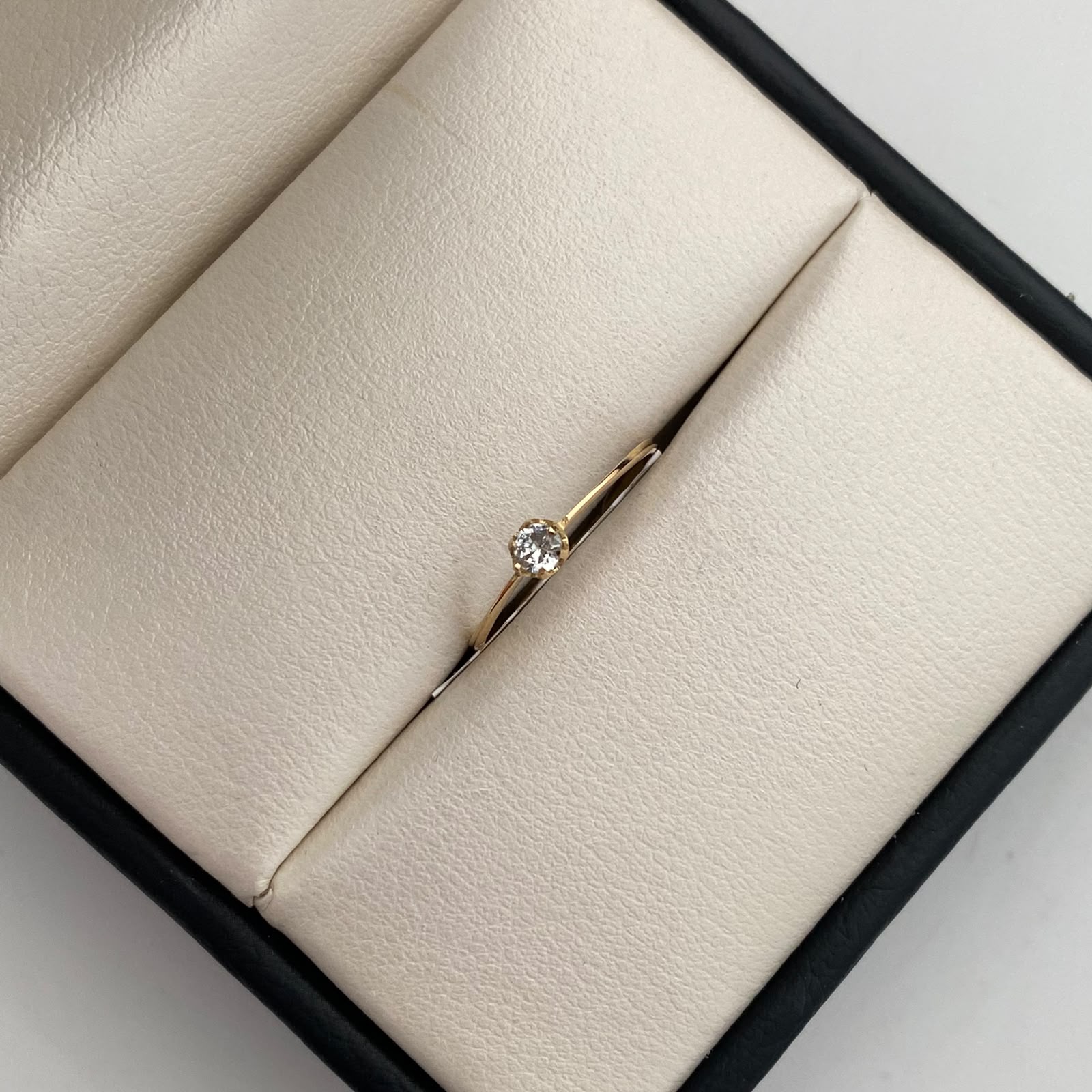 Anillo Solitario Oro amarillo 18k / Talla 6 / 0,6 Gr / 0,9 mm