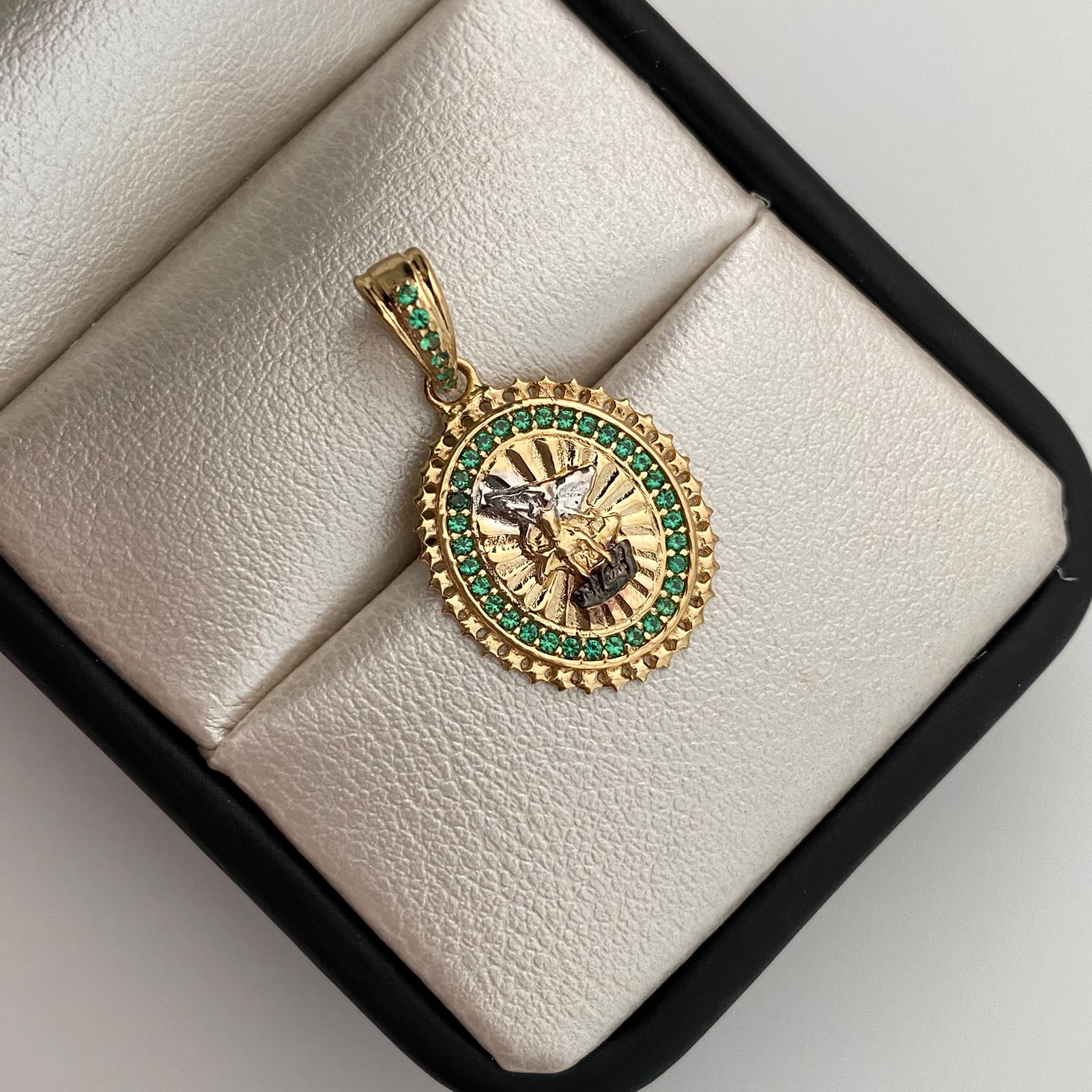 Dije Redondo Casting Verde San Miguel Arcangel Oro amarillo y Oro blanco 18k 2,8 Gr / 15,9 mm / 2,6 Cm