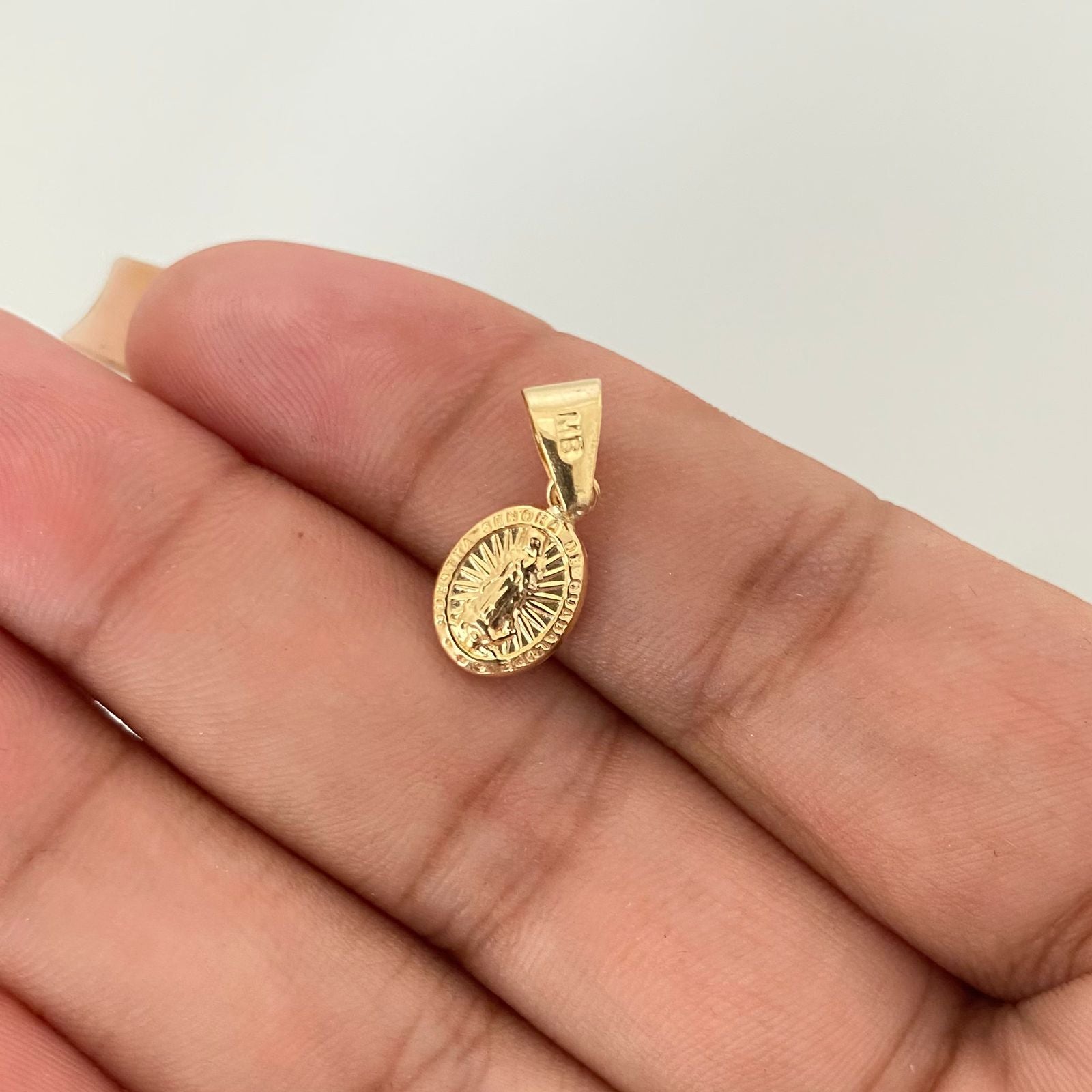 Dije guadalupe  Oro amarillo 18k 0,6 Gr / 2,0 Cm