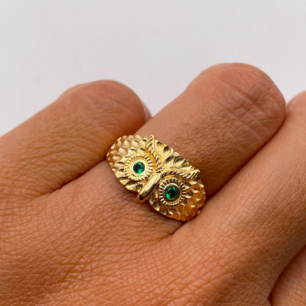 Anillo Buho Circones Verdes Oro amarillo 18k / Talla 5 1/2 / 4,95 Gr / 3,6 mm