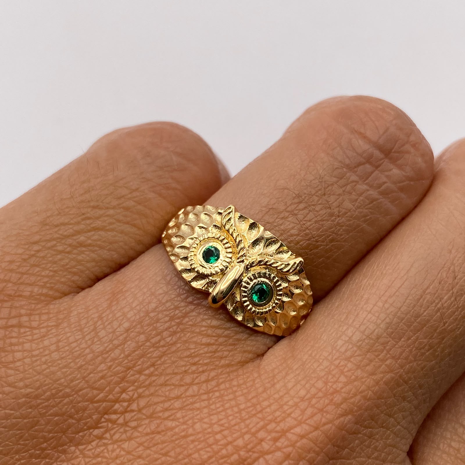 Anillo Buho Circones Verdes Oro amarillo 18k / Talla 5 1/2 / 4,95 Gr / 3,6 mm