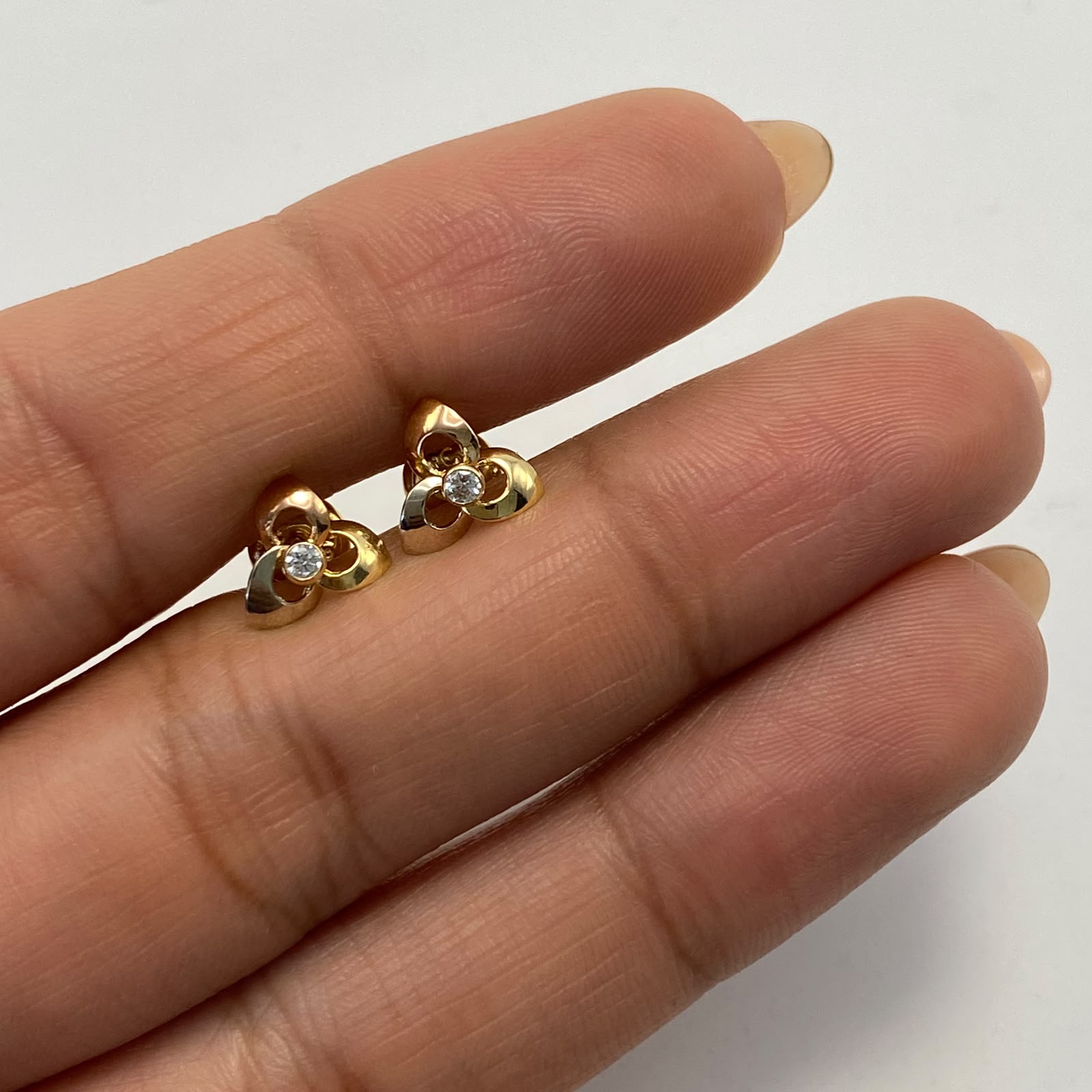 Topos Flor circon Tres oros 18k 0,8 Gr / 8,0 mm