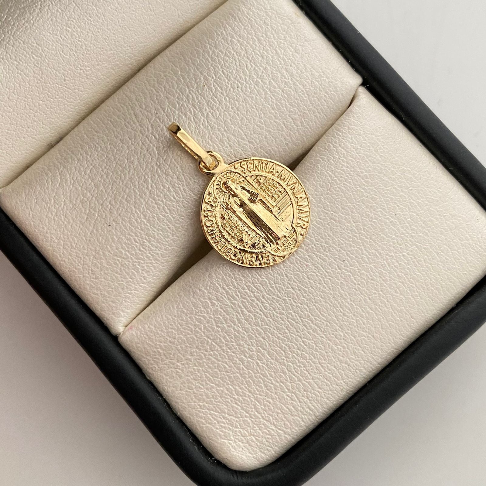 Dije San Benito Oro amarillo 18k 1,3 Gr / 13,1 mm / 2 Cm
