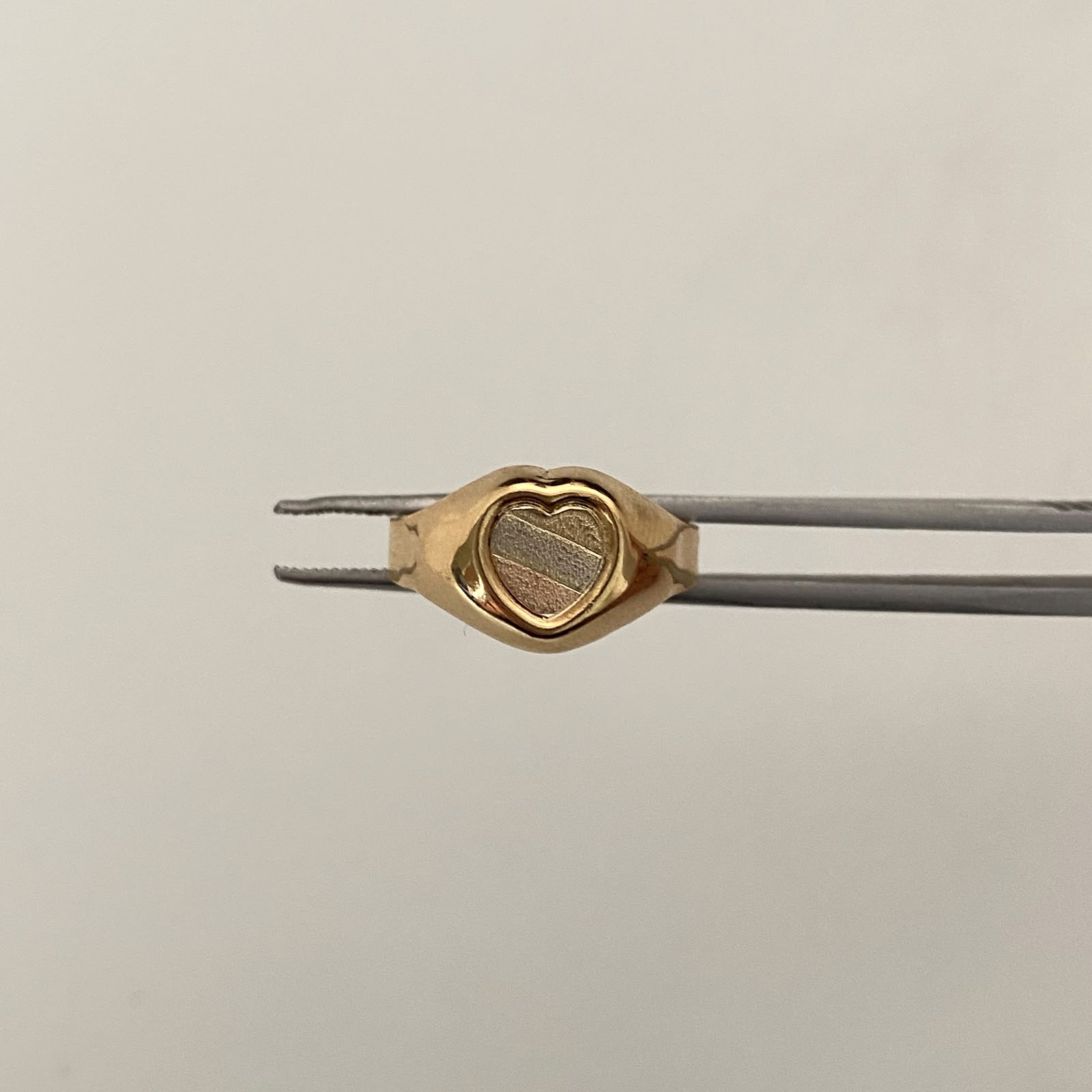 Anillo Troquel Corazon Mate Tres oros 18k / Talla 7 / 1,75 Gr / 3,2 mm