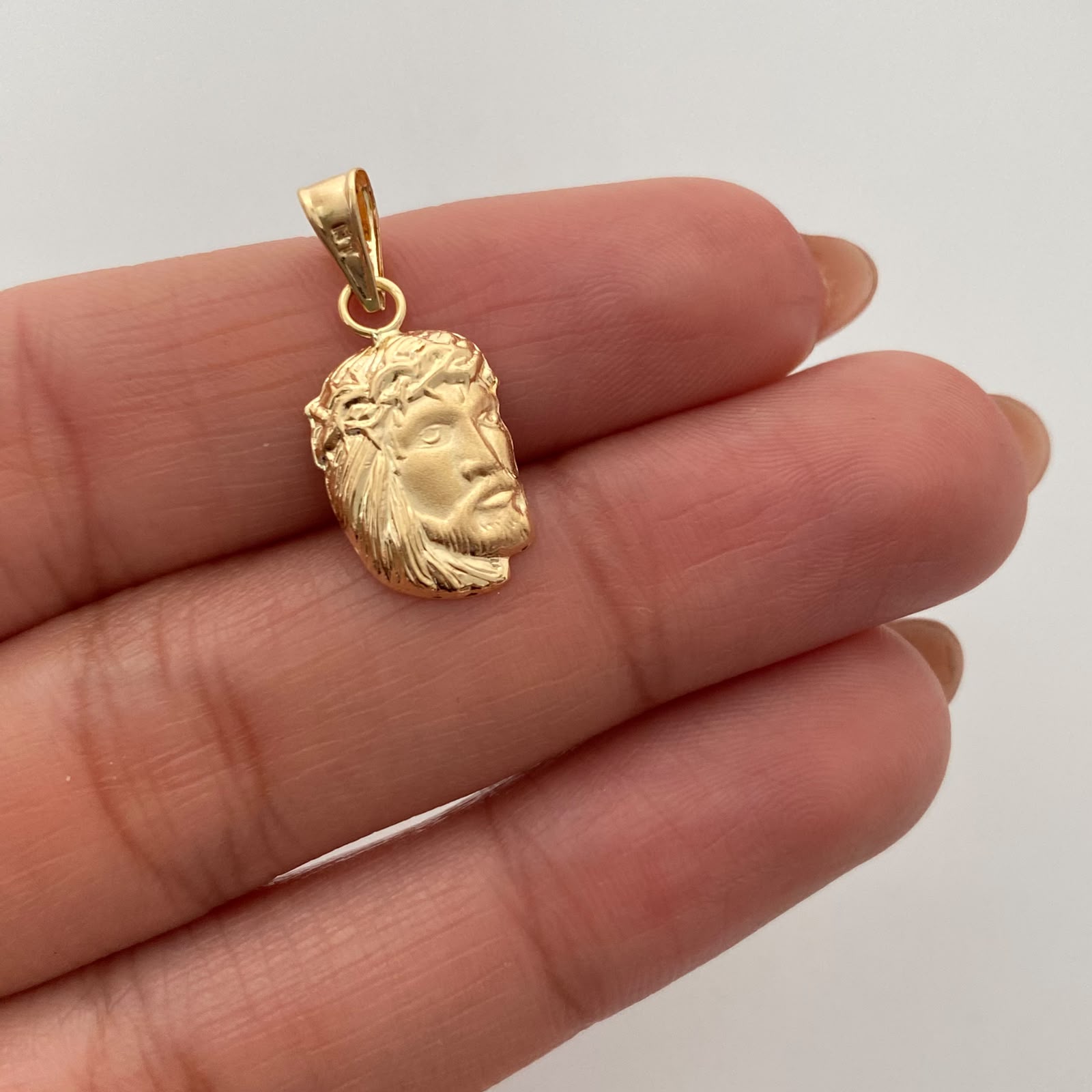 Dije Rostro Oro amarillo 18k 0,85 Gr / 10,3 mm / 2,3 Cm