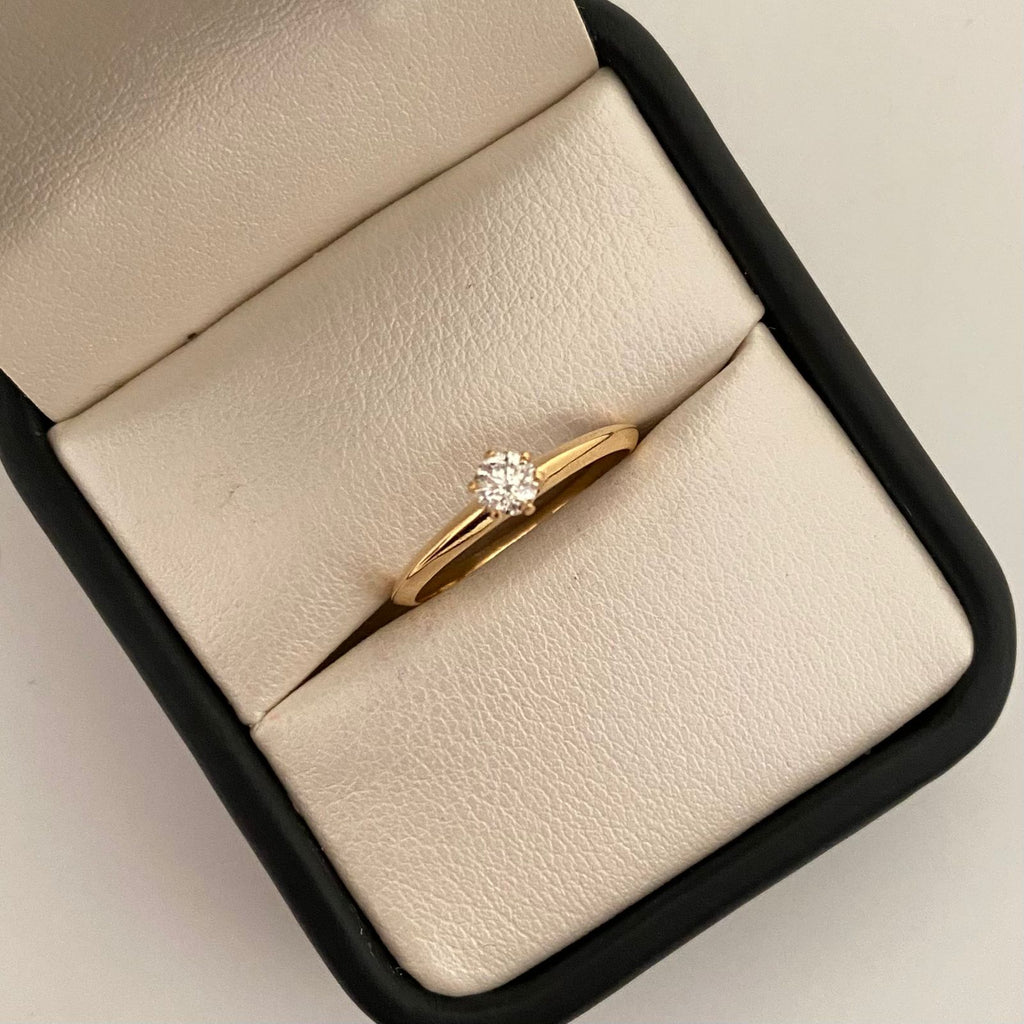 Anillo solitario con diamante  Oro amarillo 18k / Talla 6 1/2 / 1,7 Gr