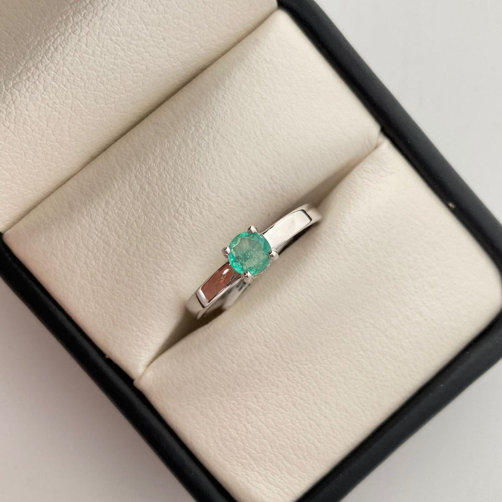 Anillo solitario con esmeralda  Oro blanco 18k / Talla 7 / 2,45 Gr