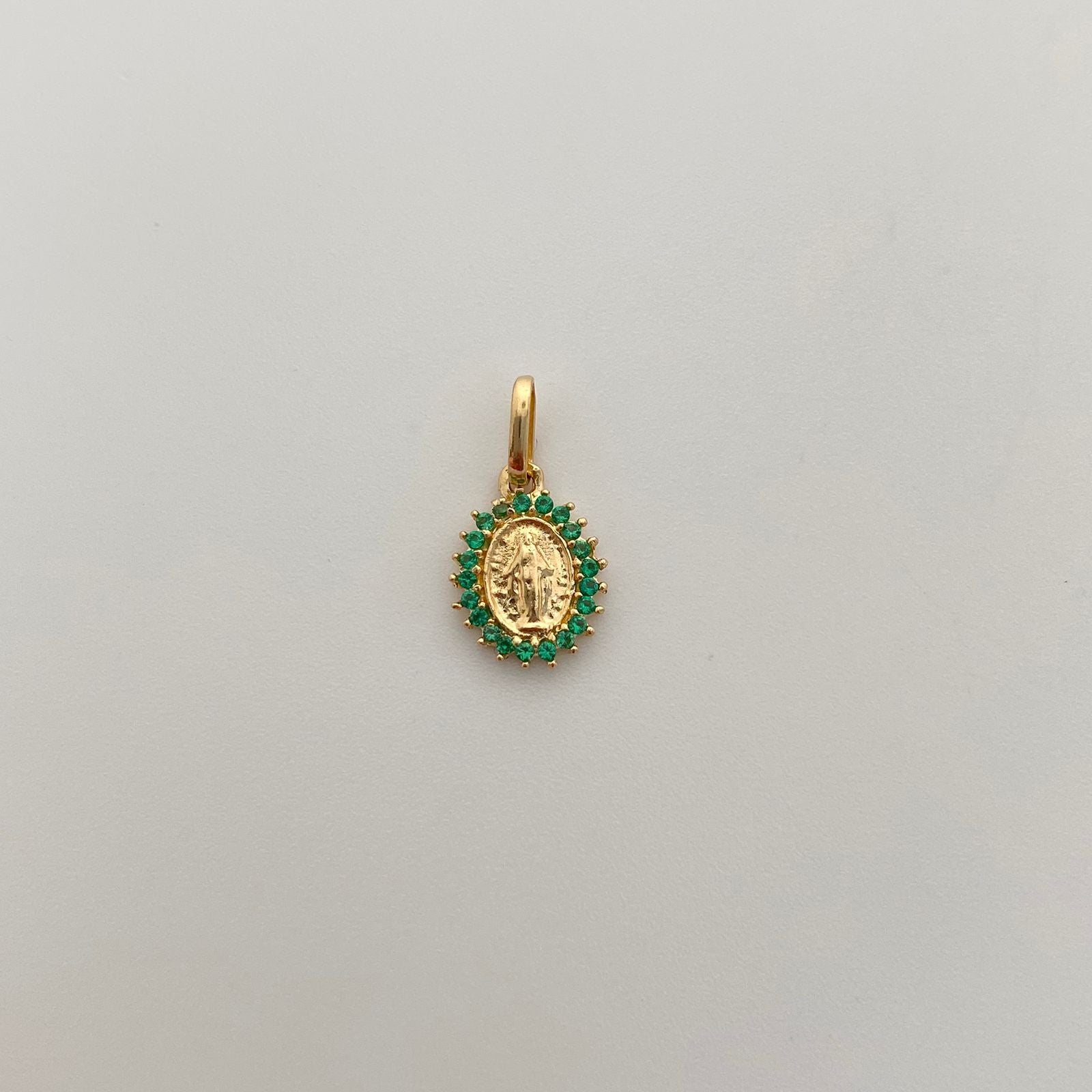 Dije Virgen milagrosa circones verdes Oro amarillo 18k 0,85 Gr / 9,1 mm / 1,52 Cm