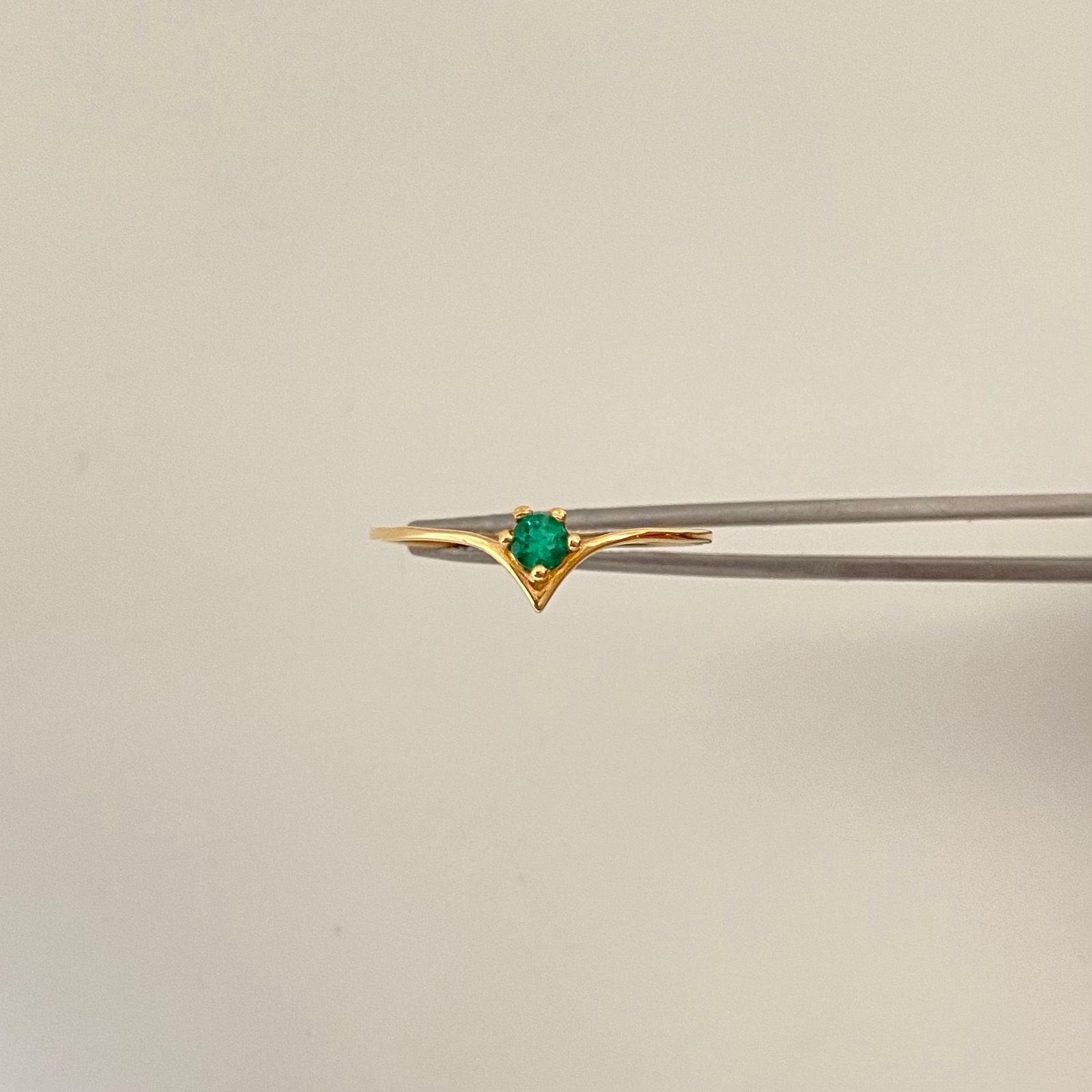 Anillo solitario esmeralda en punta Oro amarillo 18k / Talla 8 1/4 / 0,7 Gr