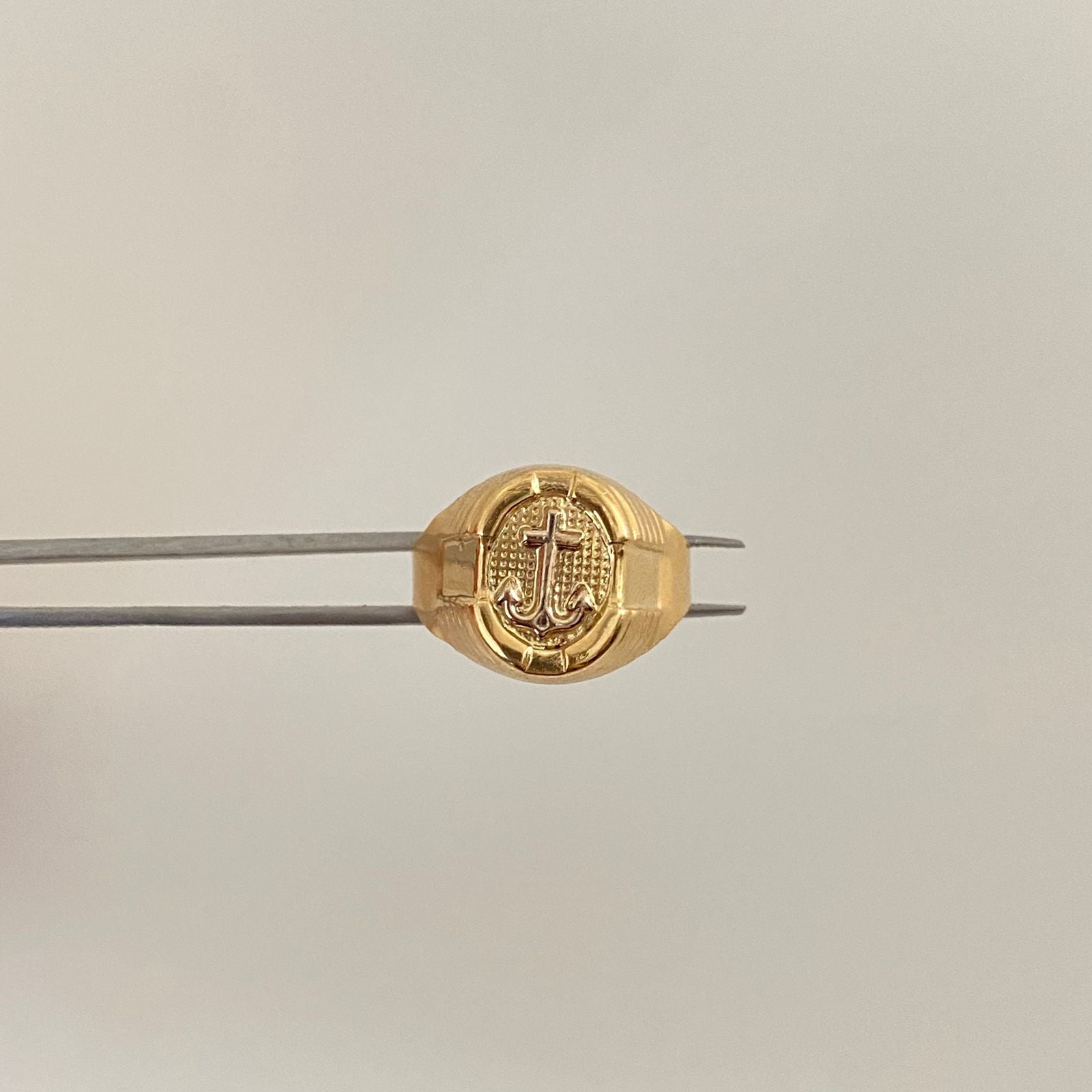 Anillo ovalado troquel grabado ancla  Oro amarillo 18k / Talla 9 1/2 / 3,6 Gr