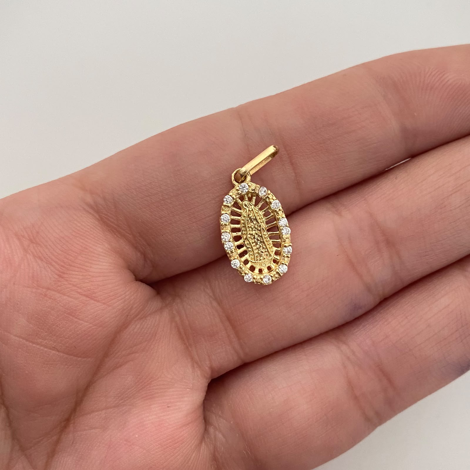 Dije Virgen de Guadalupe Casting Blanco Oro amarillo 18k 1,3 Gr / 9,3 mm / 2 Cm