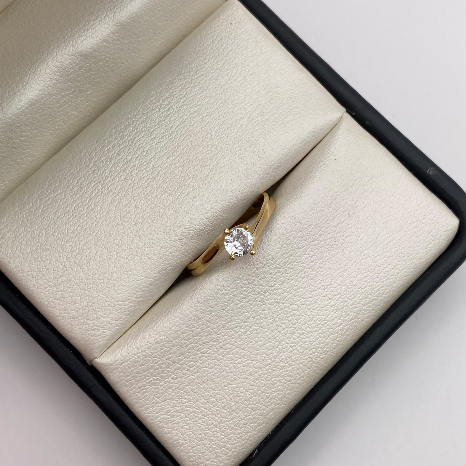 Anillo Solitario Oro amarillo 18k / Talla 7 / 2,35 Gr / 2,9 mm