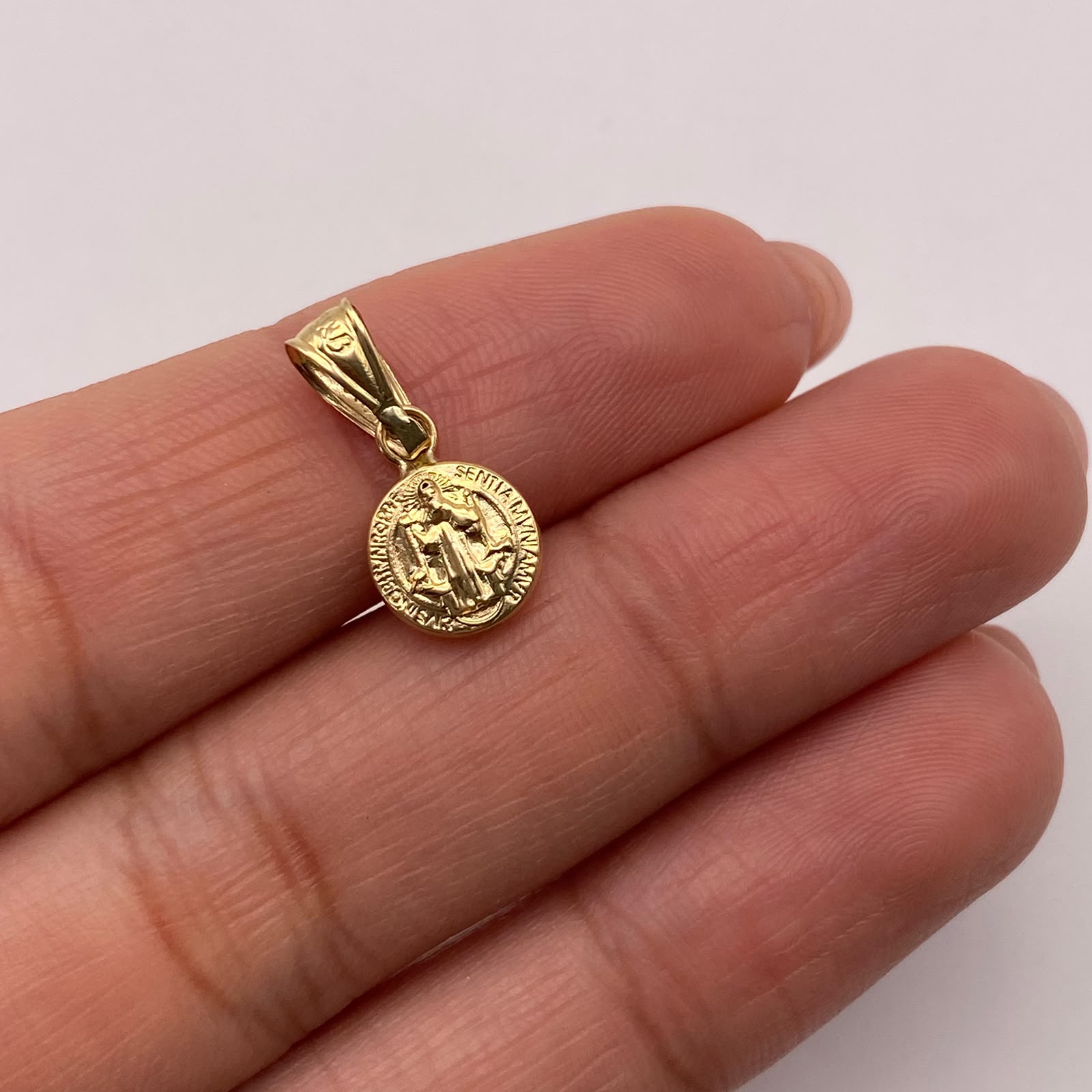 Dije San benito Oro amarillo 18k 0,41 Gr / 8,5 mm / 1,7 Cm