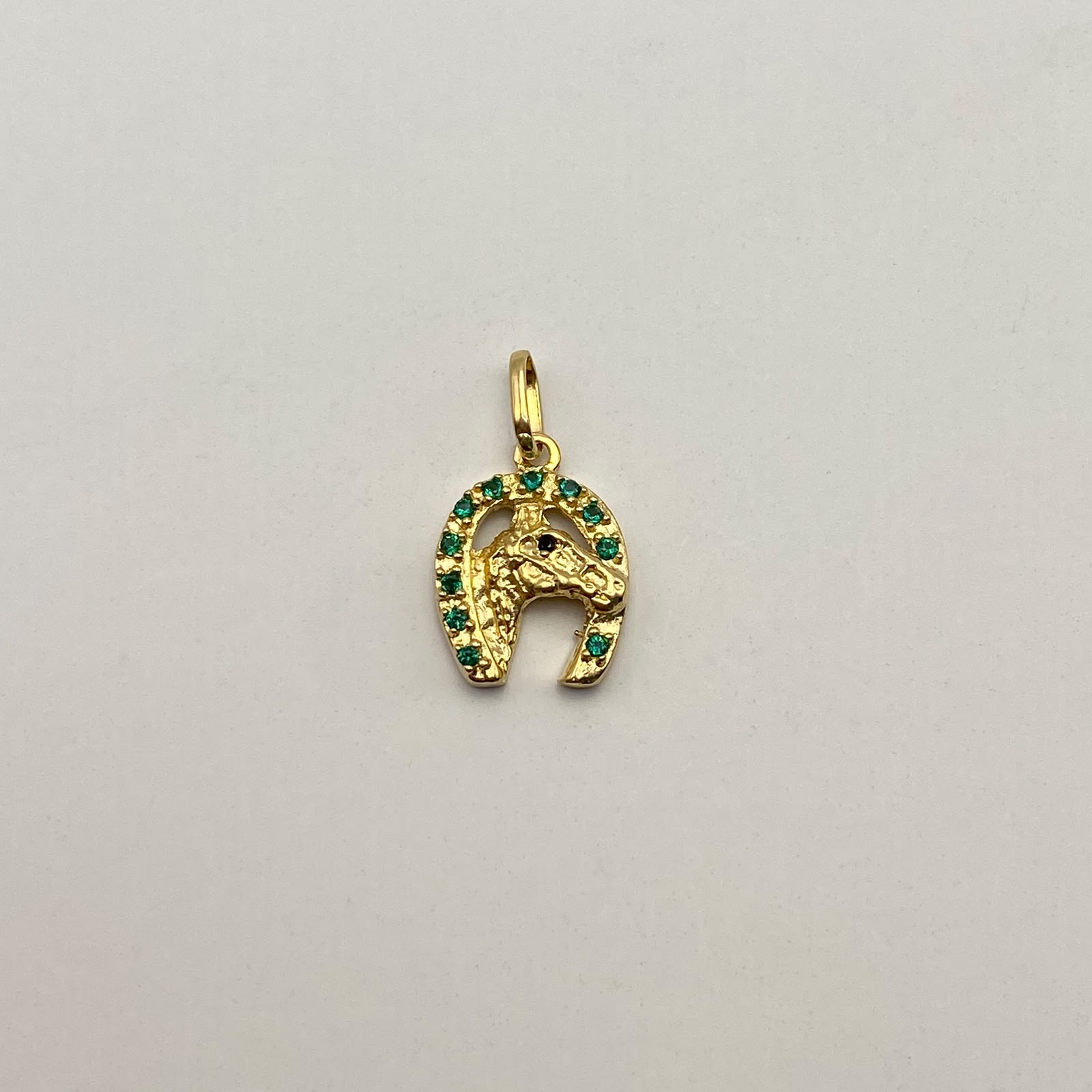 Dije Herradura y caballo circones verdes Oro amarillo 18k 1,9 Gr / 11,5 mm / 2 Cm