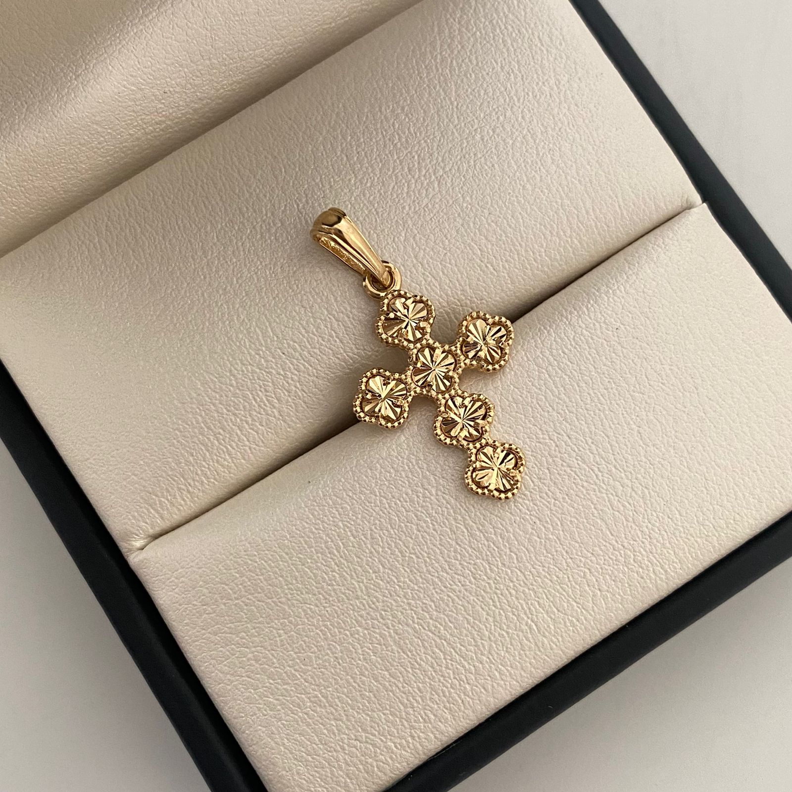 Dije Cruz Trebol Diamantado Oro amarillo 18k +2 / 2,3 Gr / 16 mm / 3 Cm