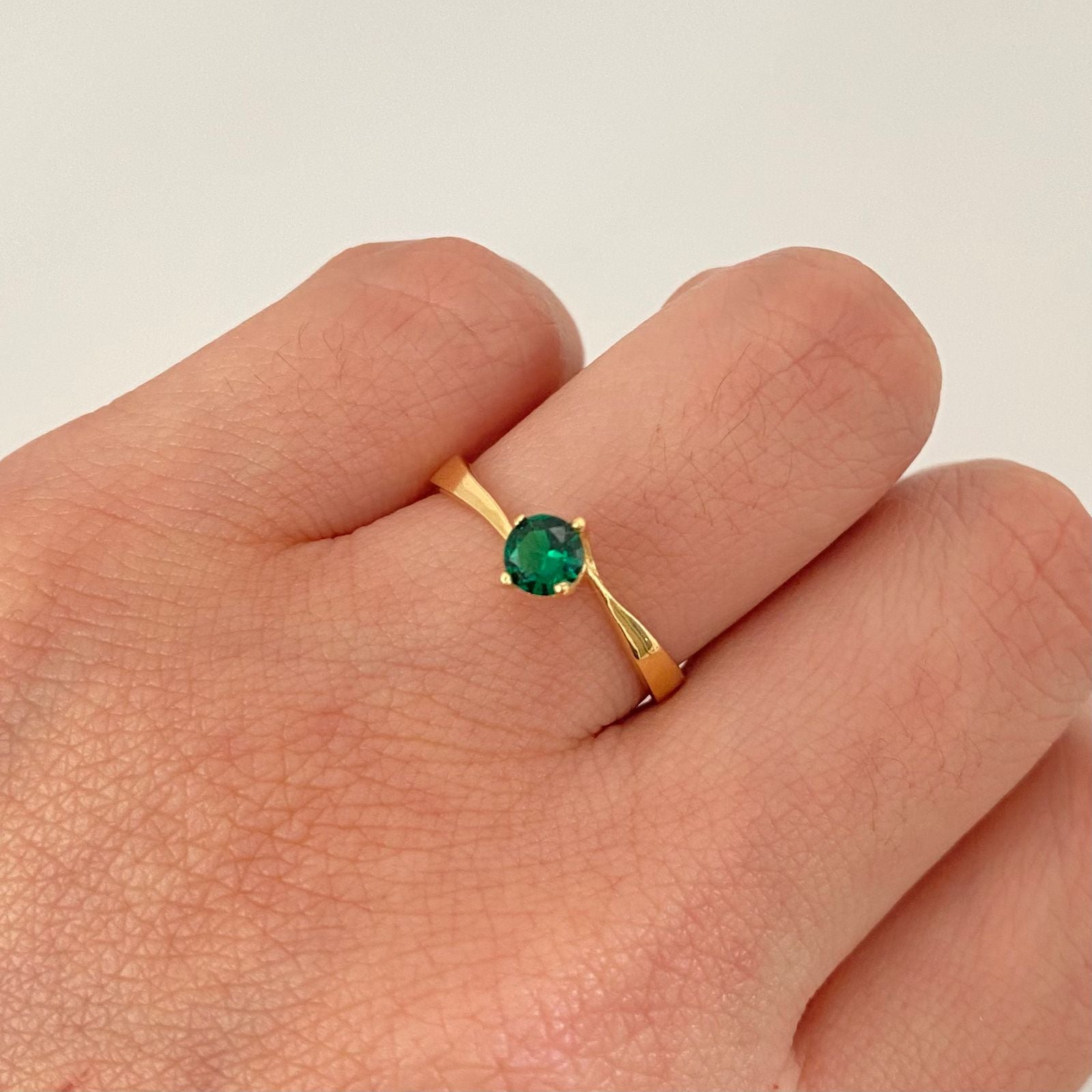 Anillo solitario circon verde Oro amarillo 18k / Talla 7 3/4 / 1,75 Gr