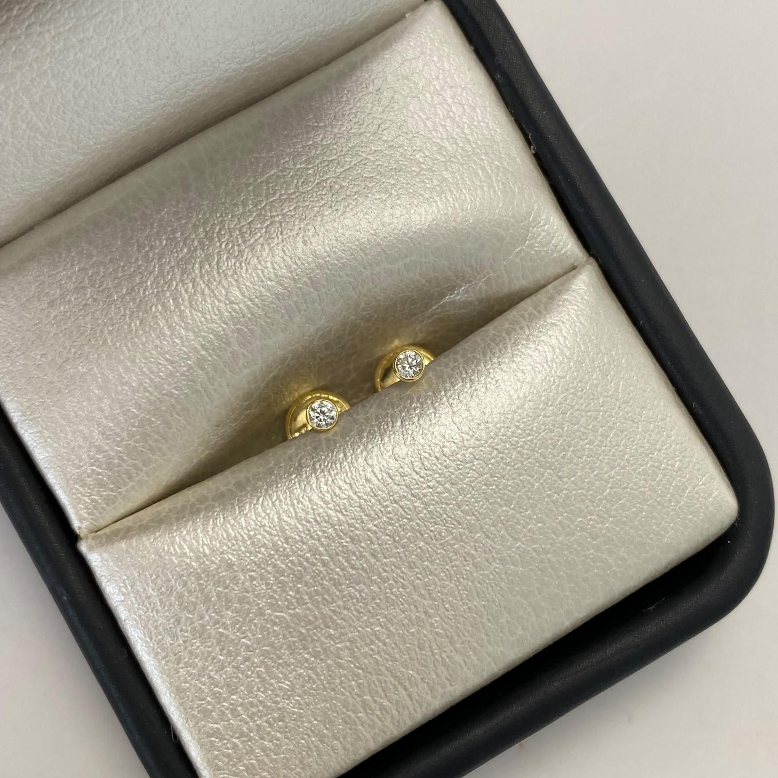 Topos mini circón blanco Oro amarillo 18k 0,4 Gr / 2,3 mm