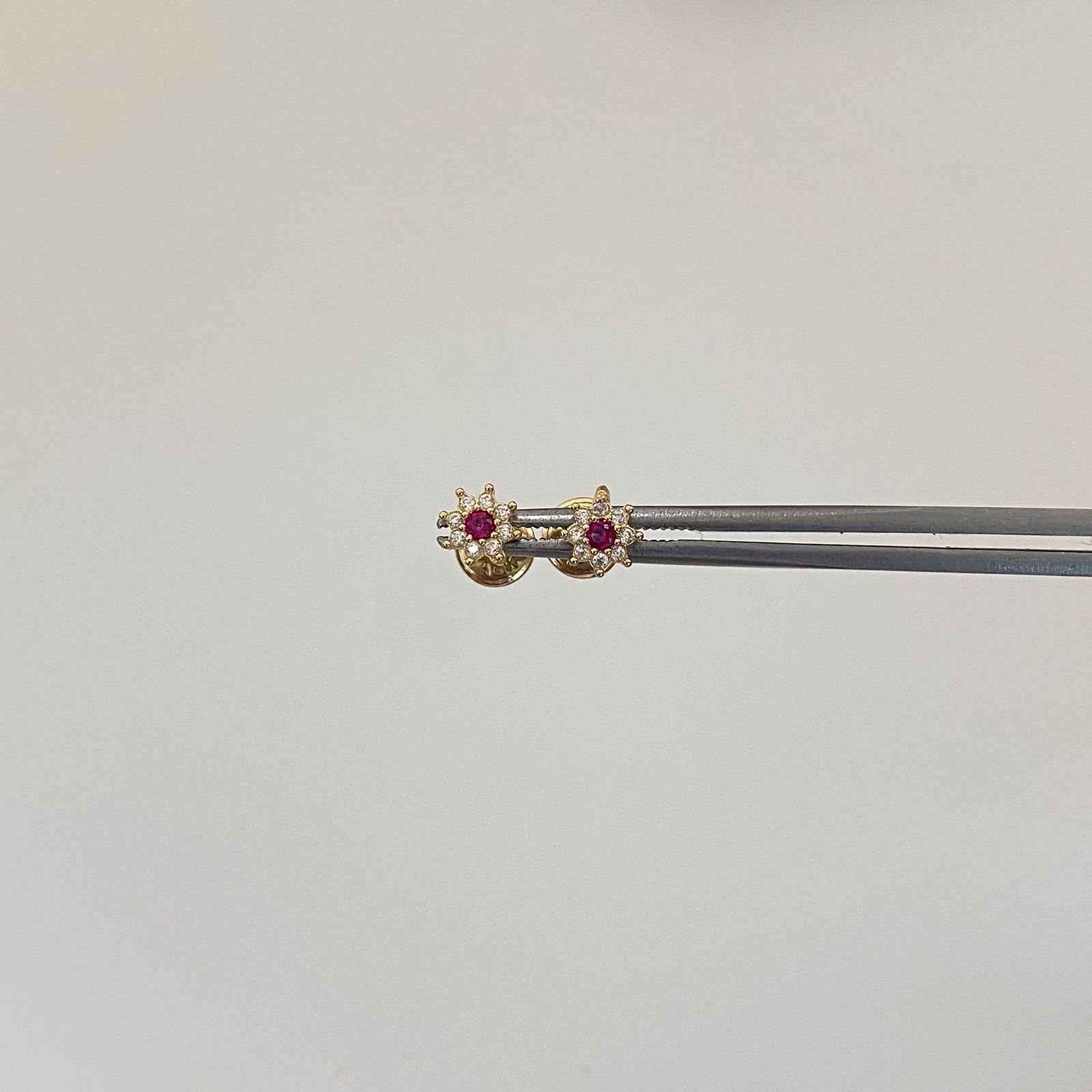 Topos flor centro fucsia Oro amarillo 18k 0,6 Gr