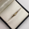 Anillo fila circones blancos Oro amarillo 18k / Talla 7 1/2 / 1,25 Gr / 1,16 mm