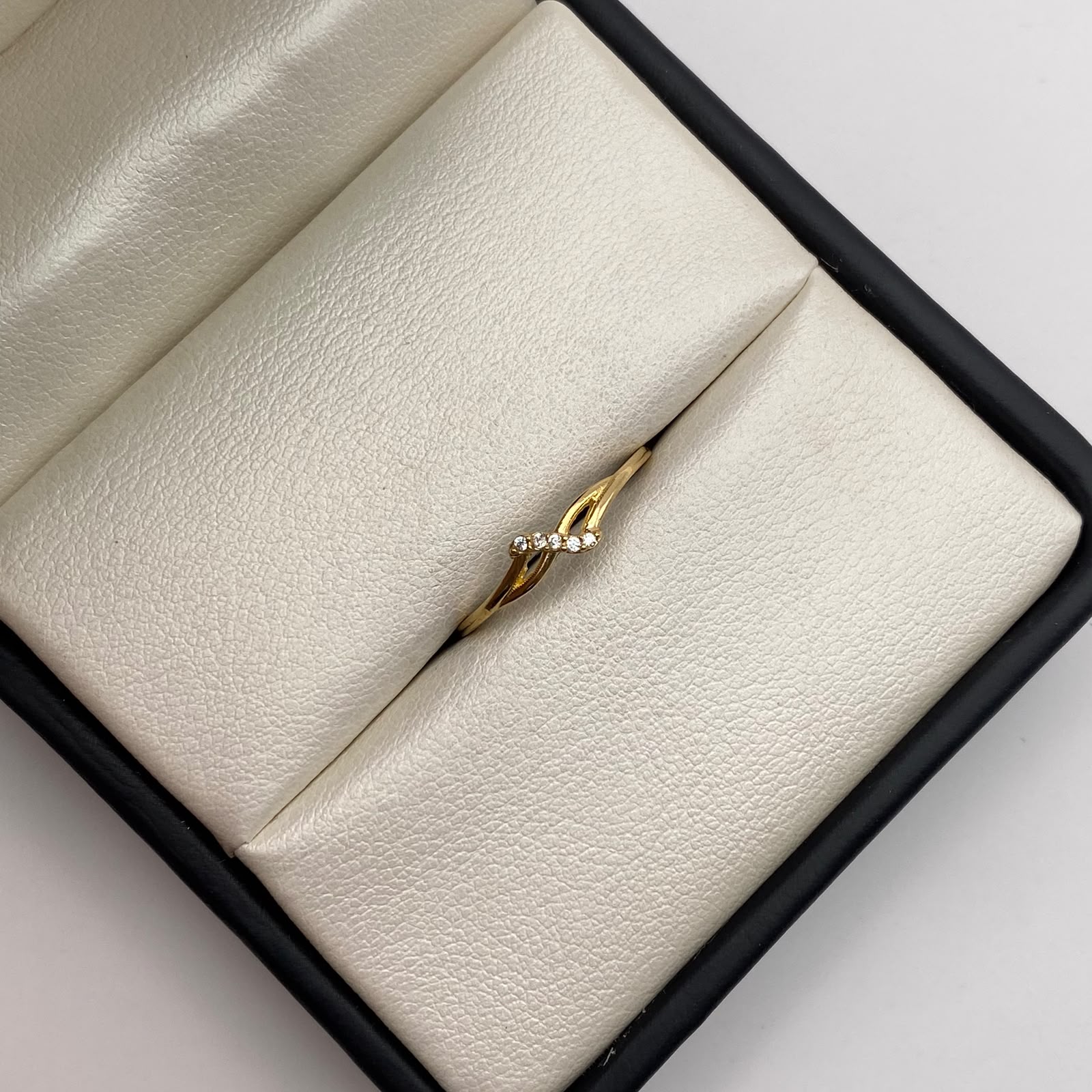 Anillo fila circones blancos Oro amarillo 18k / Talla 7 1/2 / 1,25 Gr / 1,16 mm