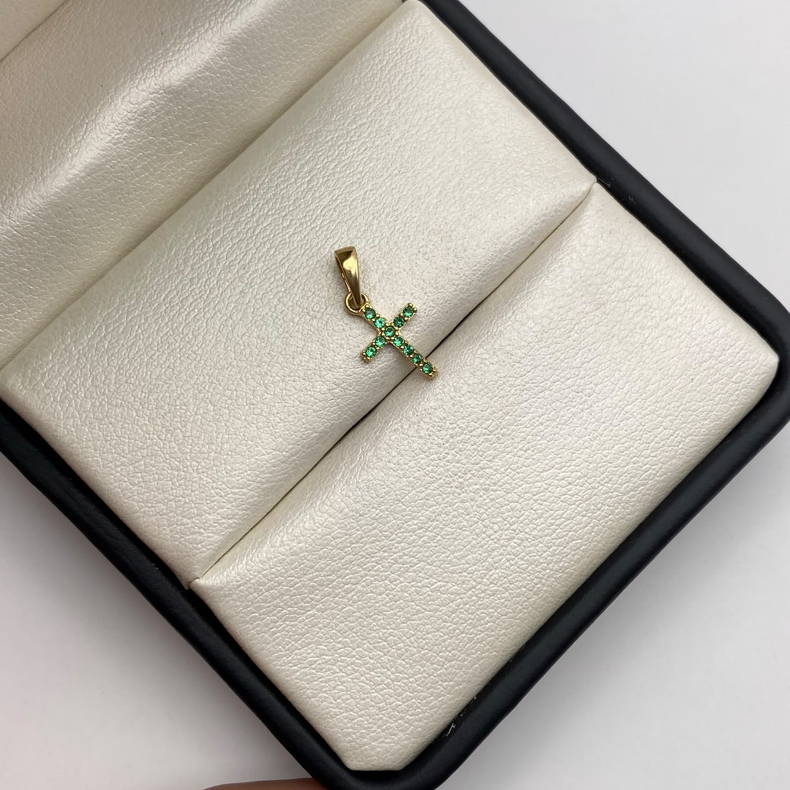 Dije mini cruz circones verdes Oro amarillo 18k 0,55 Gr / 7,68 mm / 1,5 Cm