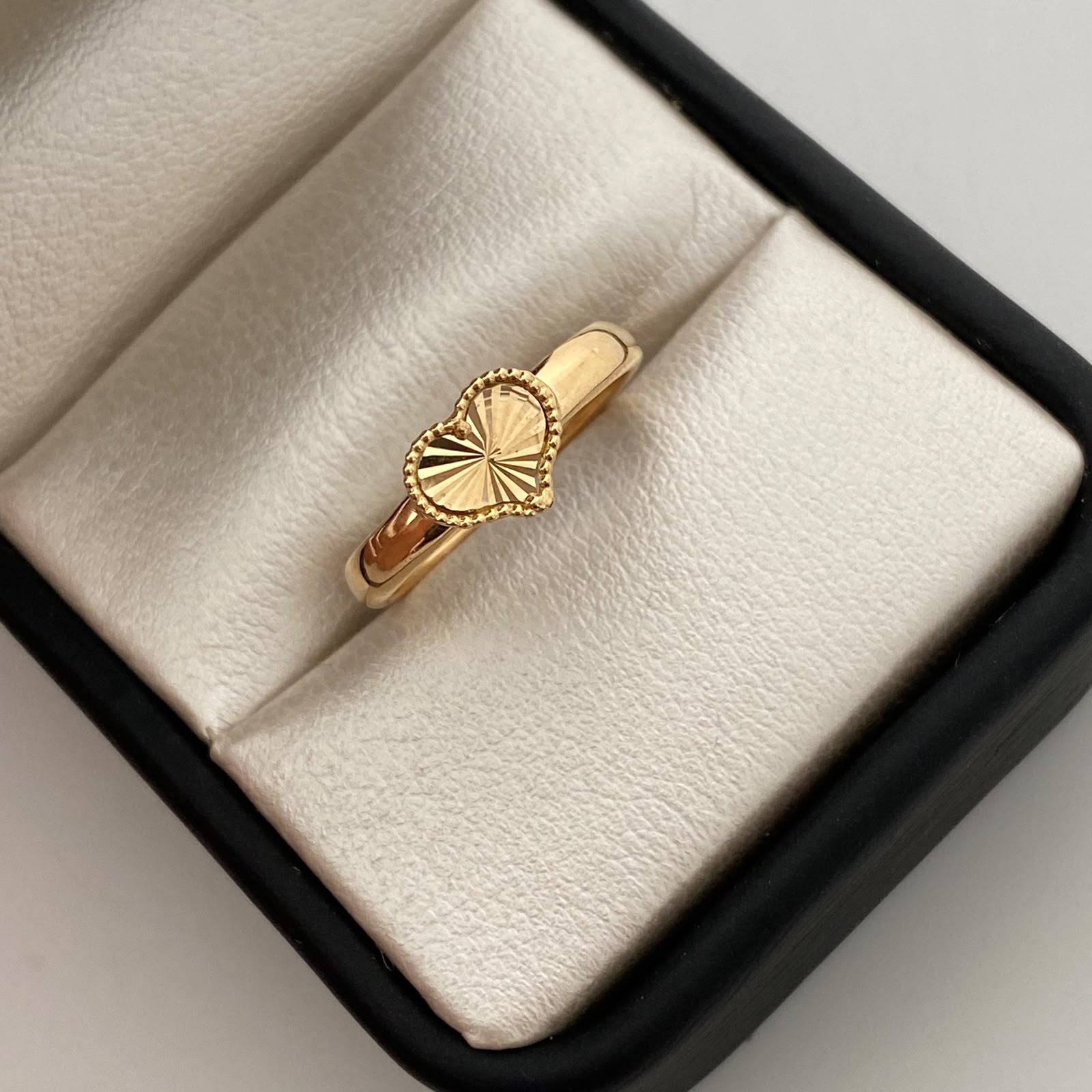 Anillo Corazoncito Diamantado Oro amarillo 18k / Talla 6 1/2 / 1,4 Gr / 3 mm