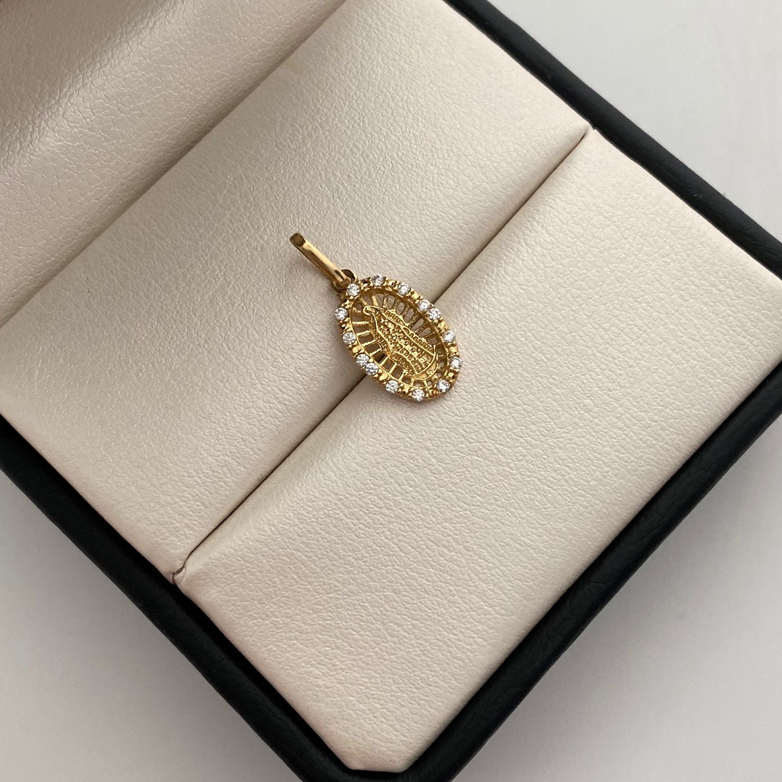 Dije Virgen de guadalupe circones blancos Oro amarillo 18k 1,25 Gr / 9,3 mm / 2 Cm