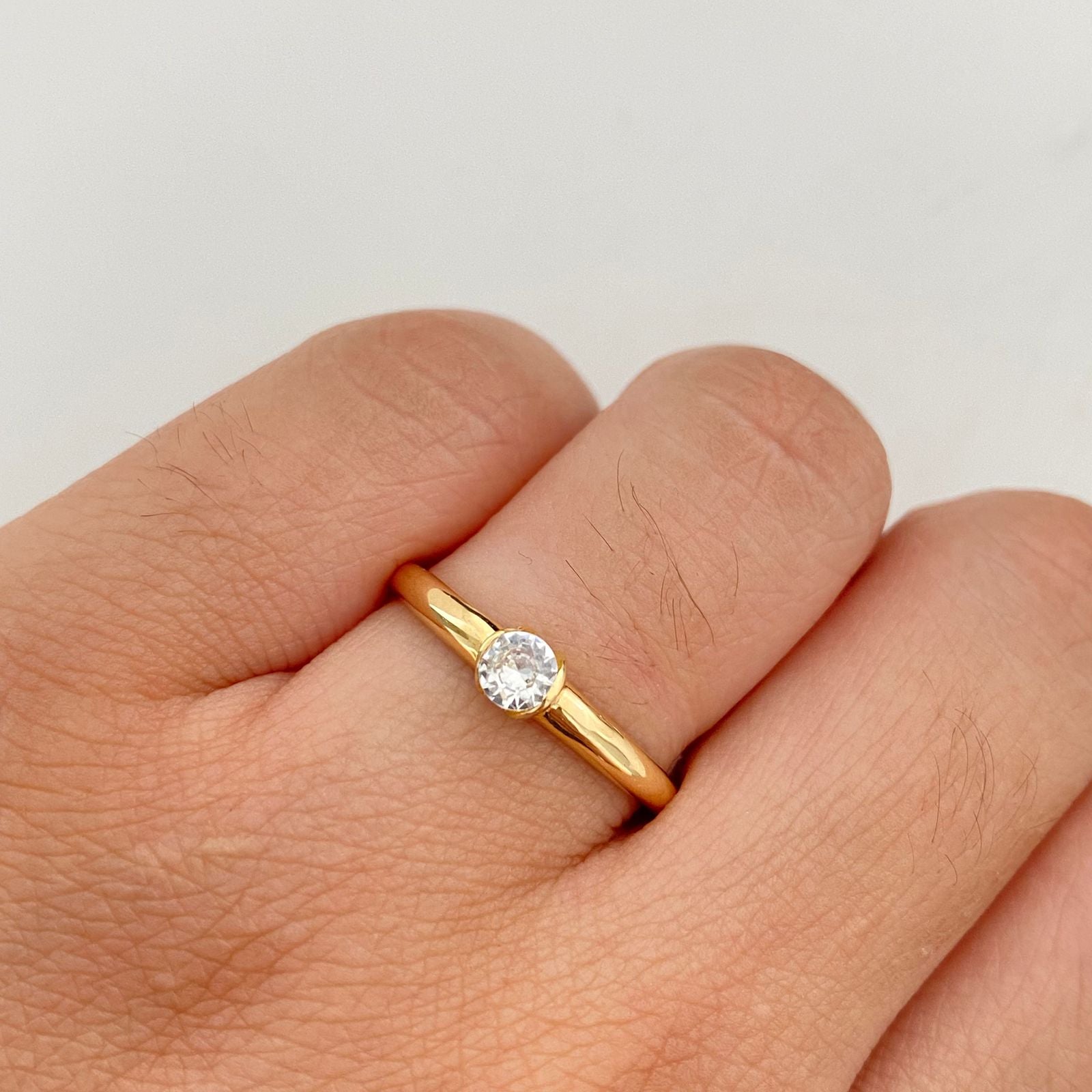 Anillo Solitario Oro amarillo 18k / Talla 5 1/4 / 1,55 Gr / 2,5 mm