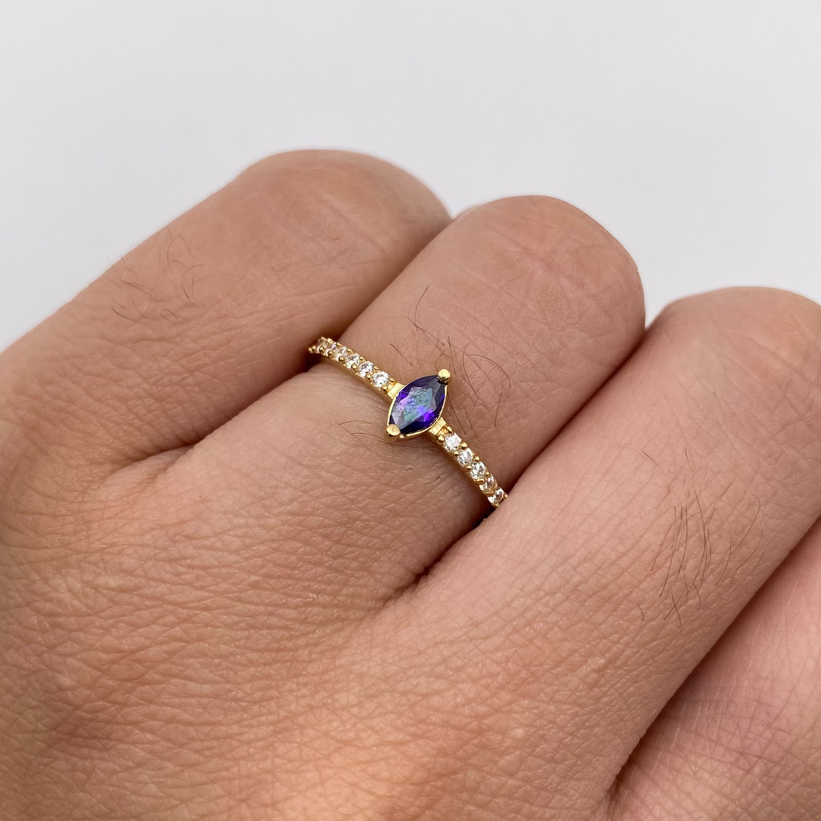 Anillo circones blancos y azul rey Oro amarillo 18k / Talla 7 / 1,65 Gr / 1,4 mm