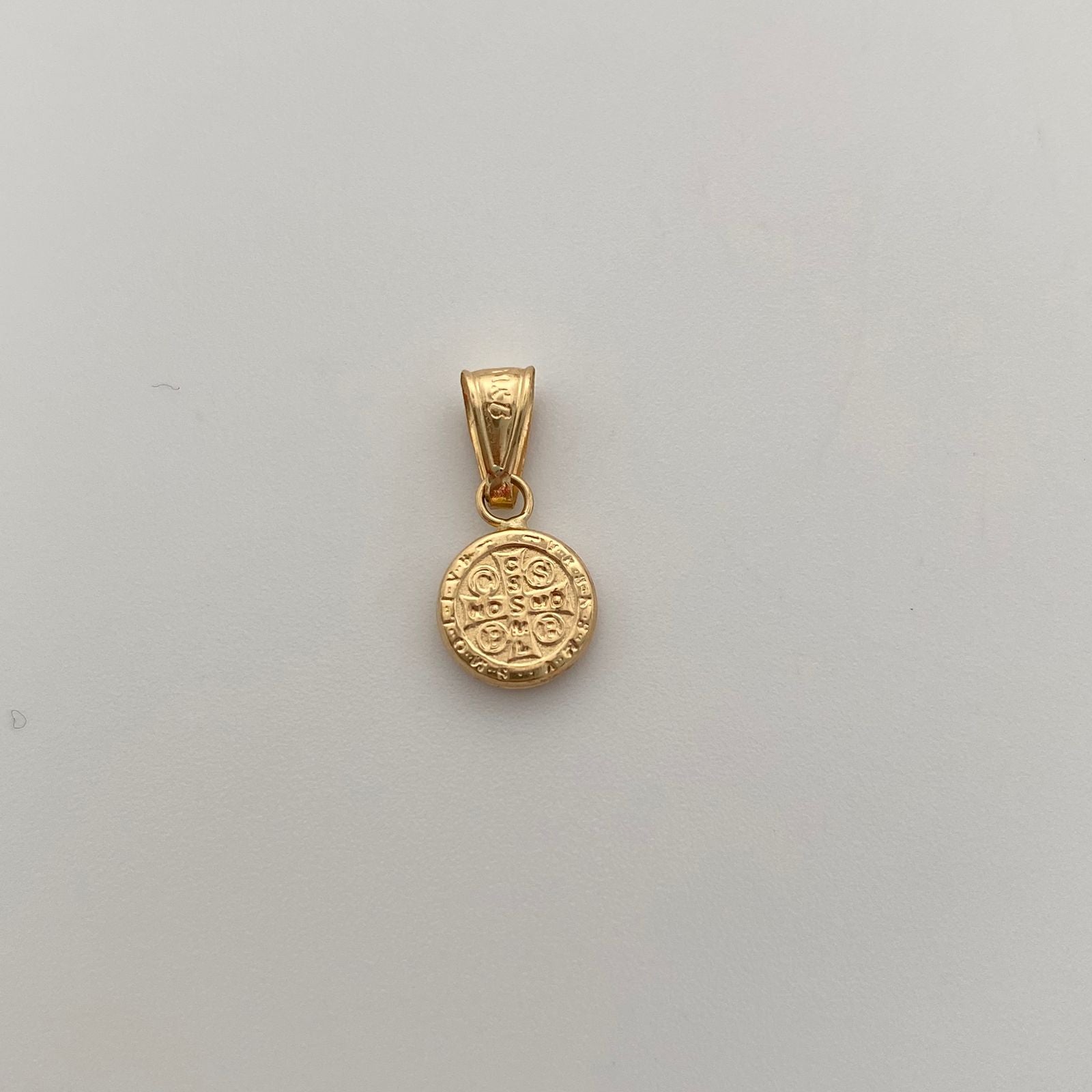 Dije San Benito Oro amarillo 18k 0,4 Gr / 8,4 mm / 1,6 Cm