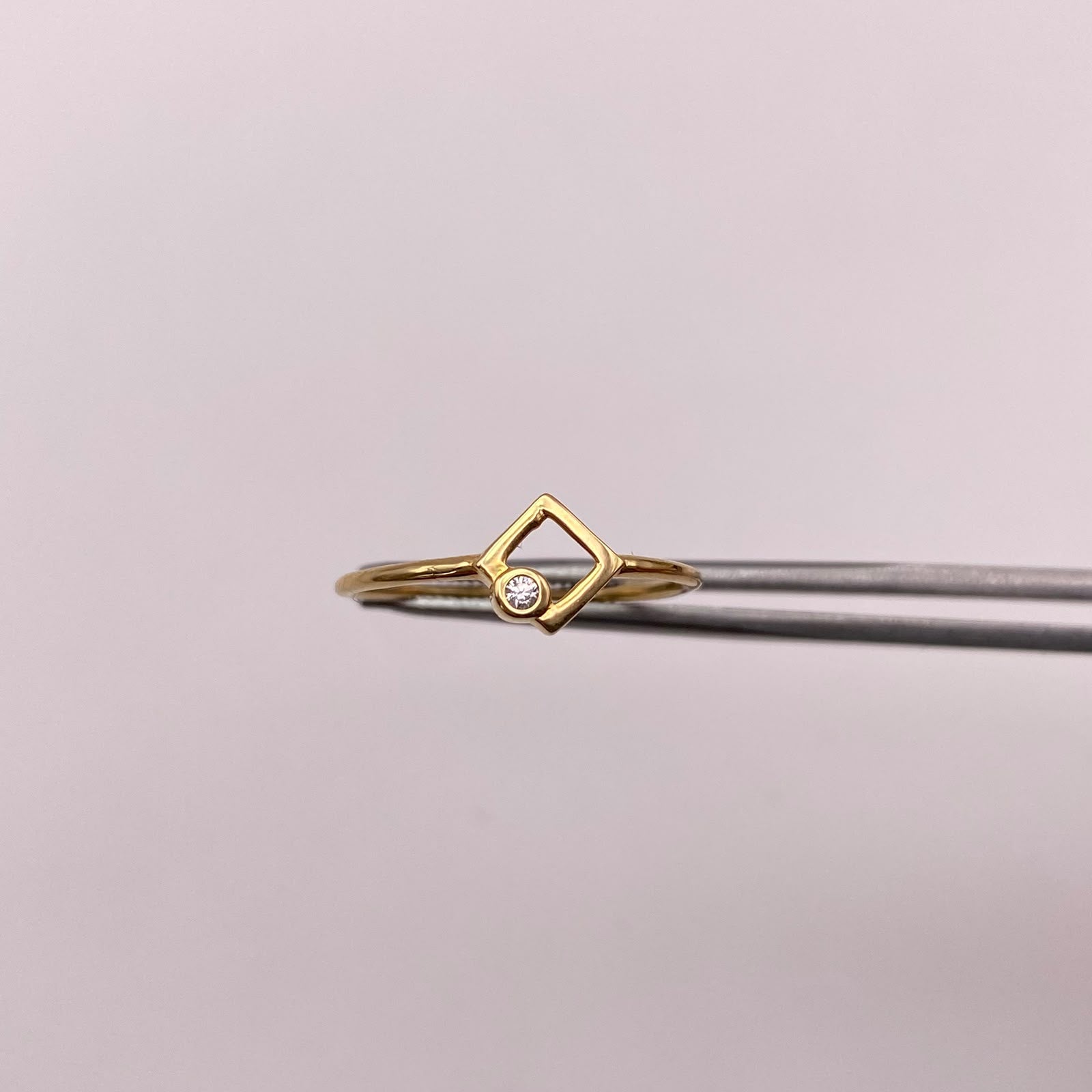 Anillo triangulo circón blanco Oro amarillo 18k / Talla 7 / 0,95 Gr / 1,09 mm