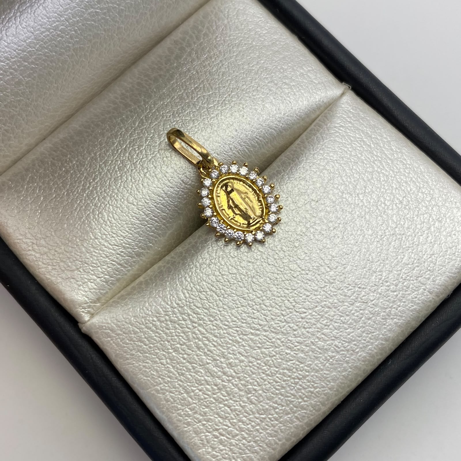 Dije Virgen milagrosa Castting blanco Oro amarillo 18k 0,85 Gr / 9,2 mm / 1,6 Cm