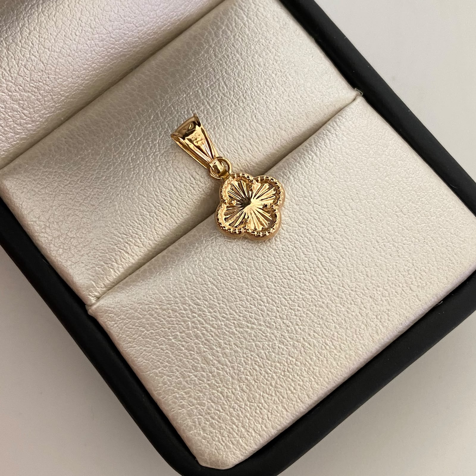 Dije Trebol Diamantado Oro amarillo 18k 0,55 Gr / 9,3 mm / 1,8 Cm