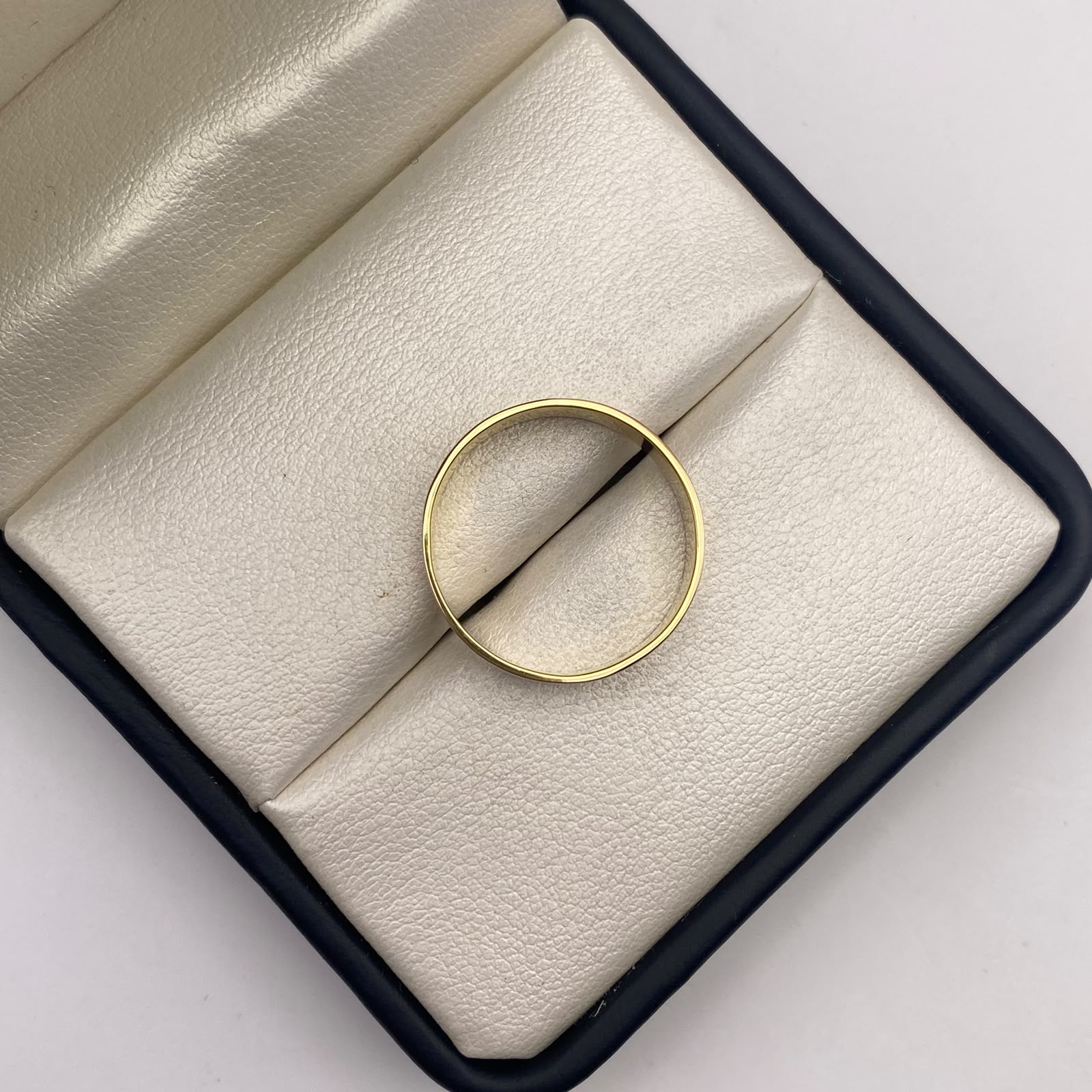 Anillo sello Oro amarillo 18k / Talla 9 1/2 / 4,06 Gr / 5,50 mm