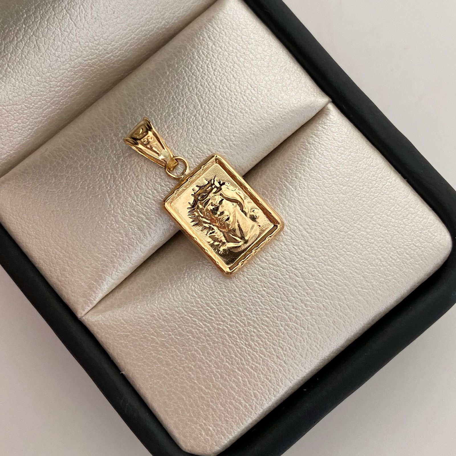 Dije Placa Rostro Oro amarillo 18k 0,95 Gr / 10,3 mm / 2,1 Cm