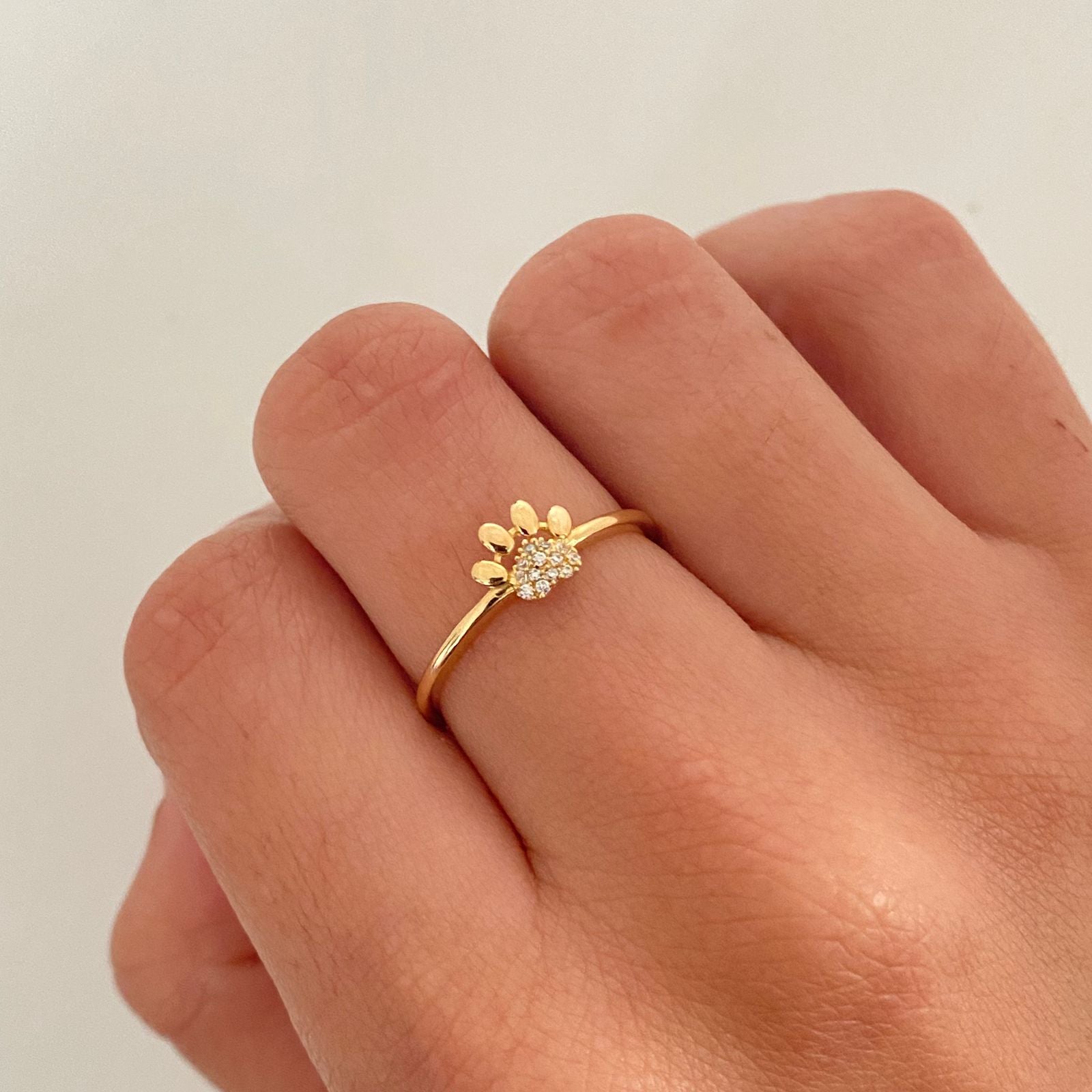 Anillo huella con circones blancos  Oro amarillo 18k / Talla 7 3/4 / 1,35 Gr