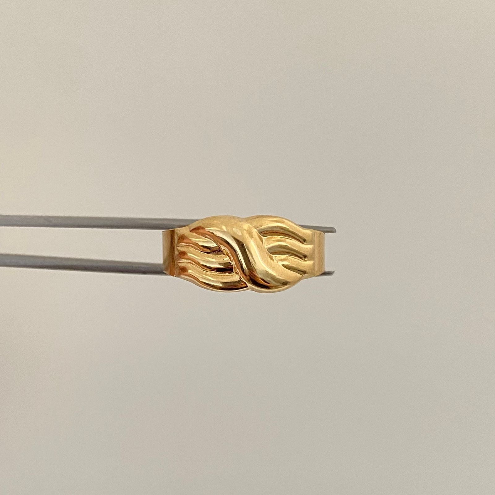Anillo troquel relieve lineas Oro amarillo 18k / Talla 9 1/4 / 2,0 Gr