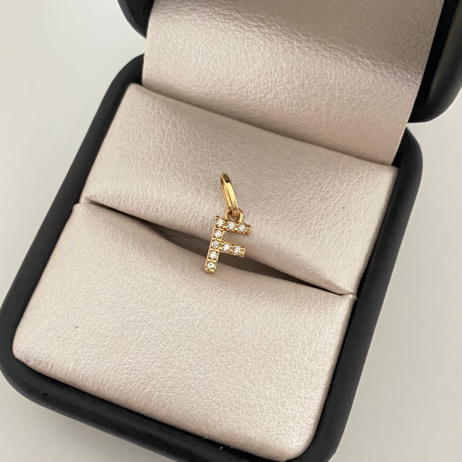 Dije letra F casting Oro amarillo 18k 0,4 Gr / 1,5 Cm